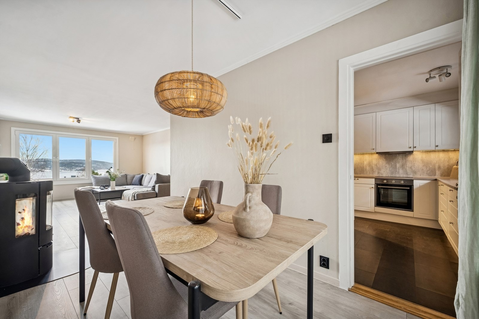 Stun har store vindusflater som sikrer godt med naturlig lys Galleribilde