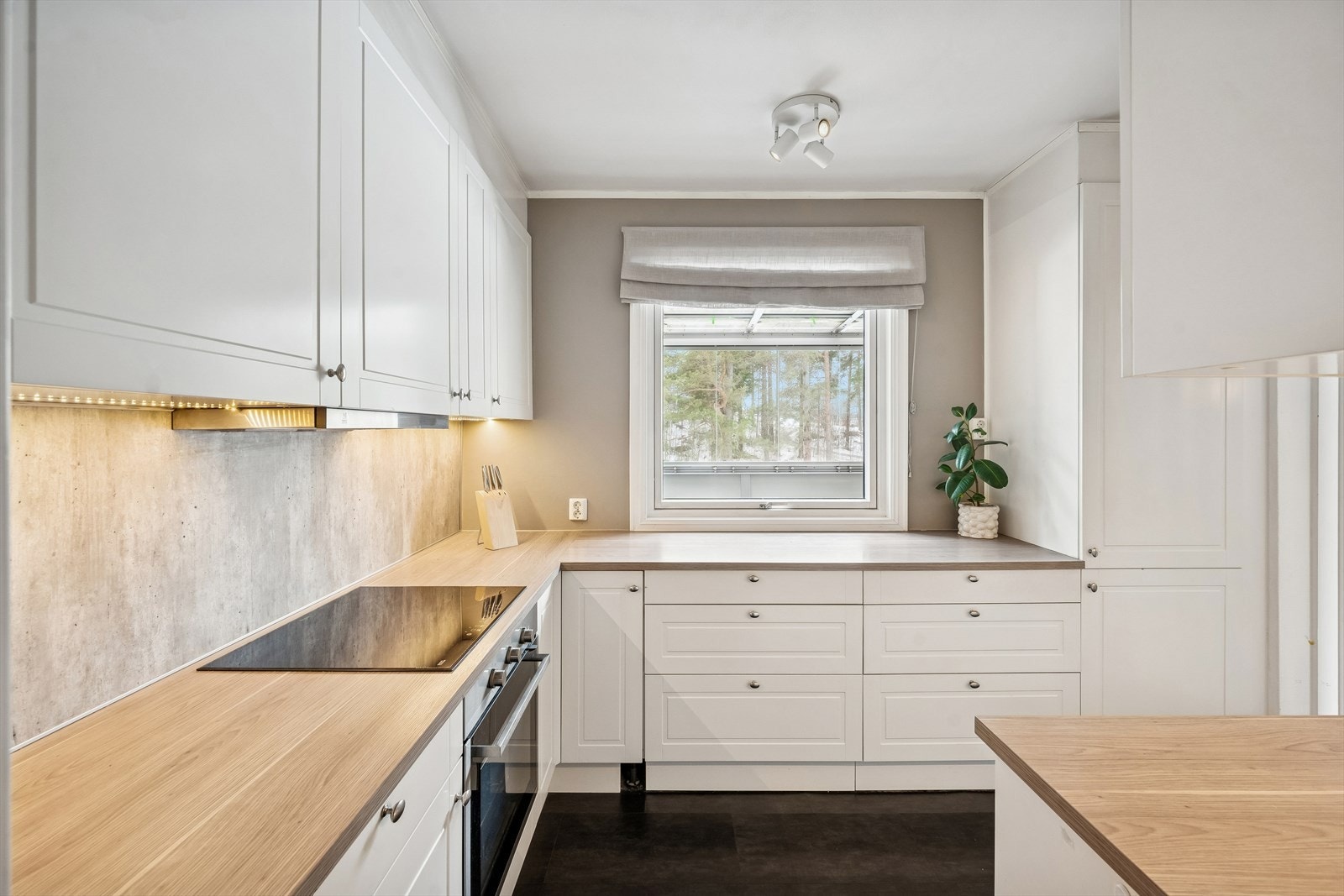 Pent kjøkken med god skap- og benkeplass! Galleribilde