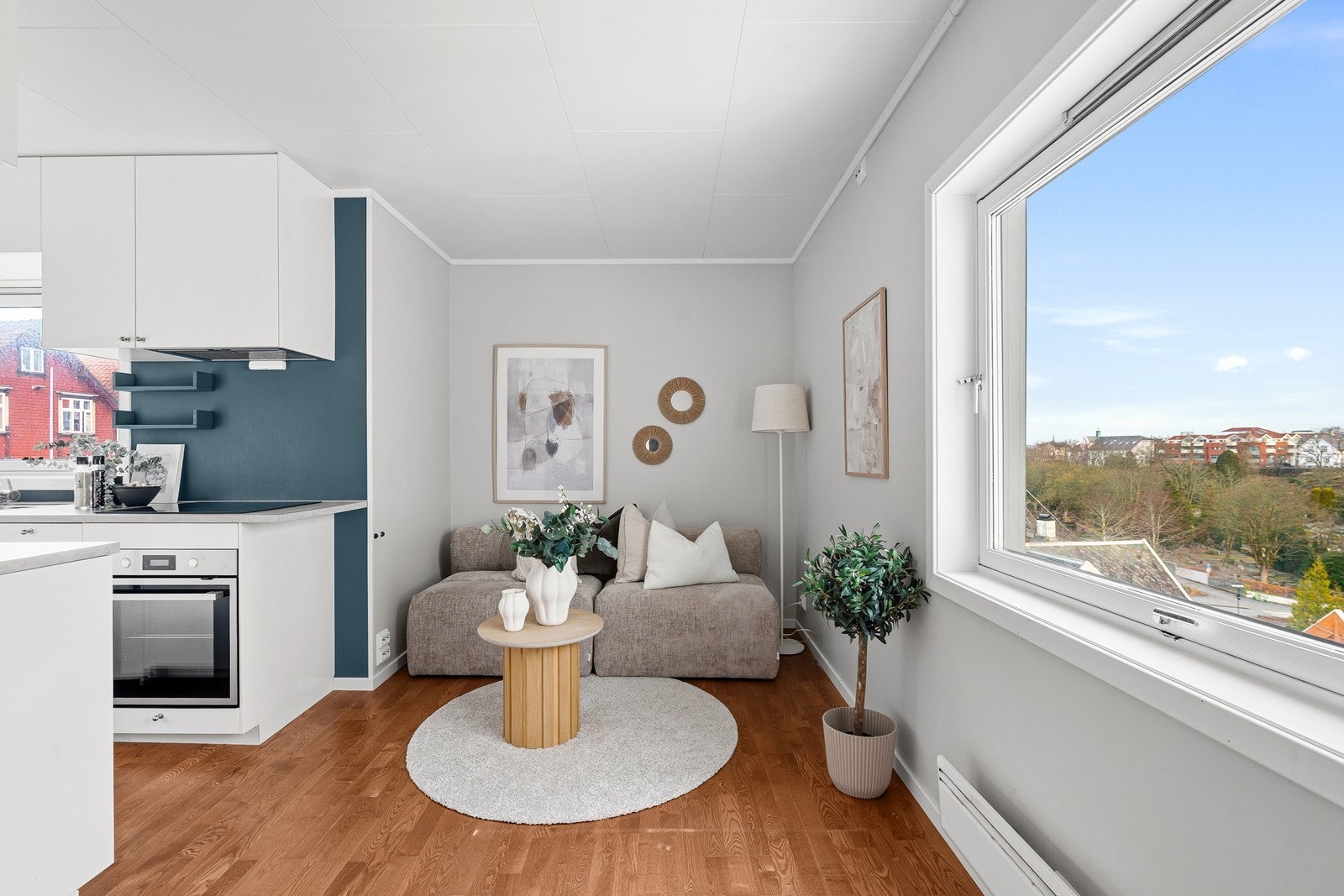 Store vinduer i stuen gir rikelig med naturlig lys. Galleribilde