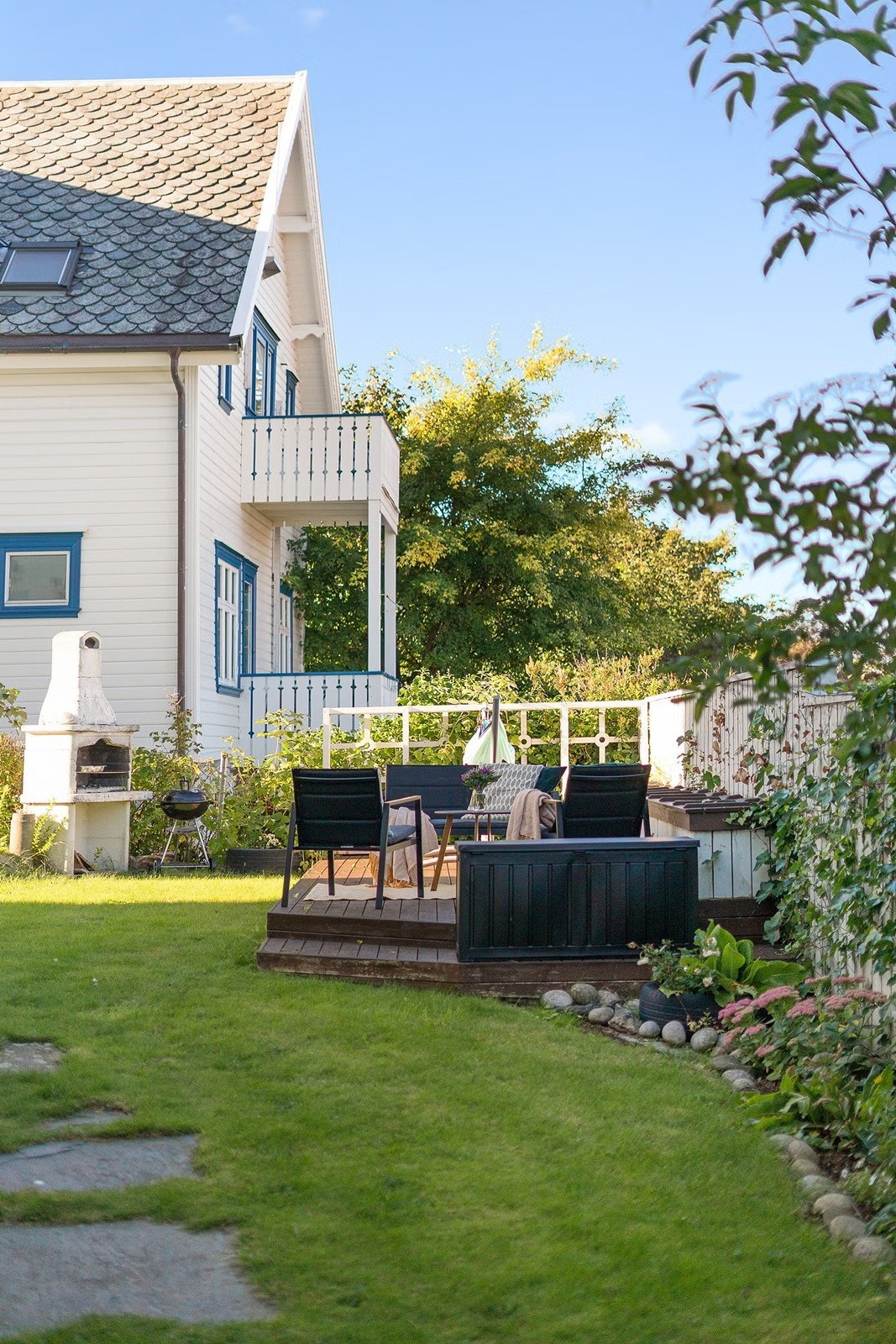 Hage med terrasse og grillplass gir mulighet for utendørs aktiviteter. Galleribilde