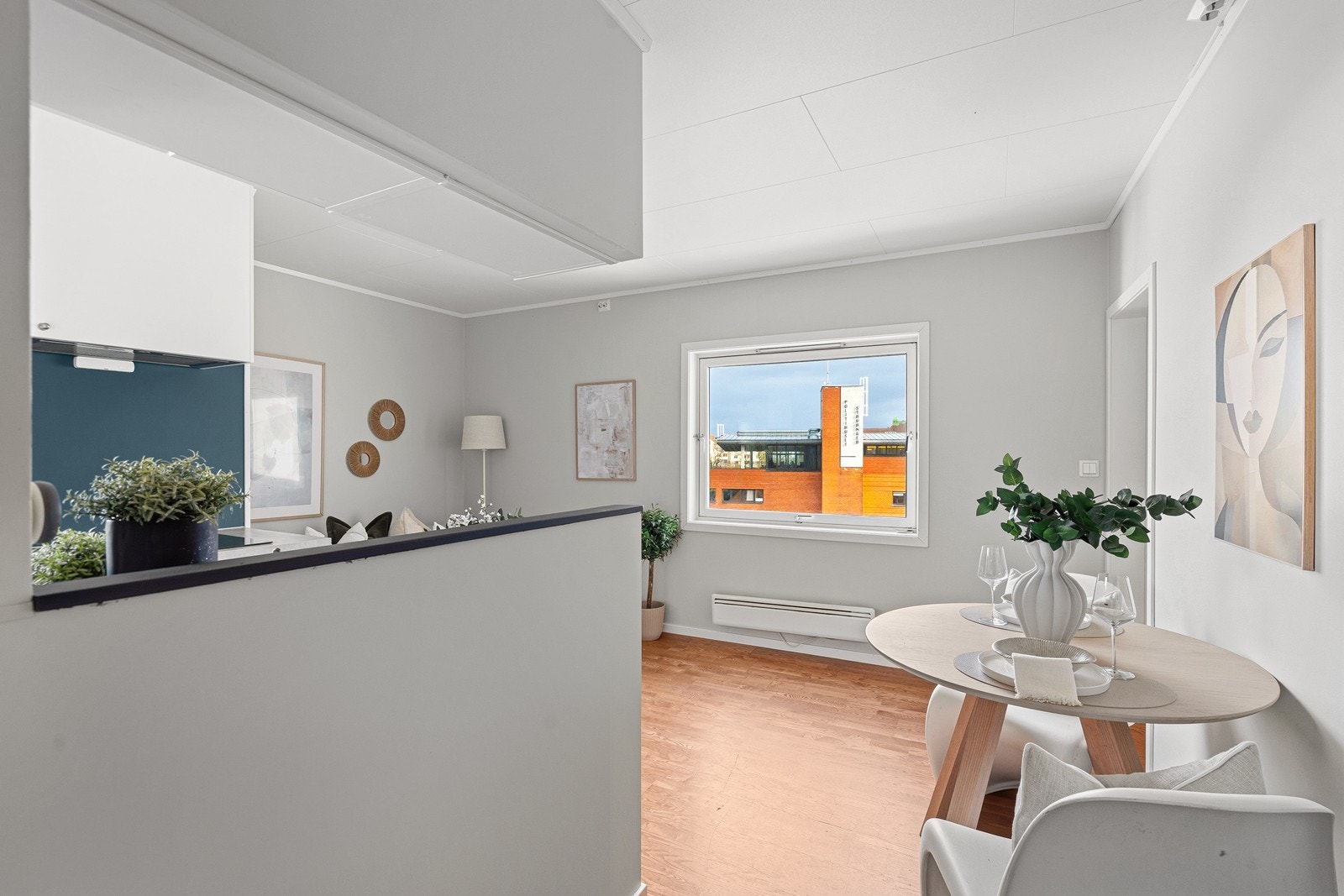 Lysinnslipp fra vinduene gir en lys og trivelig stue. Galleribilde