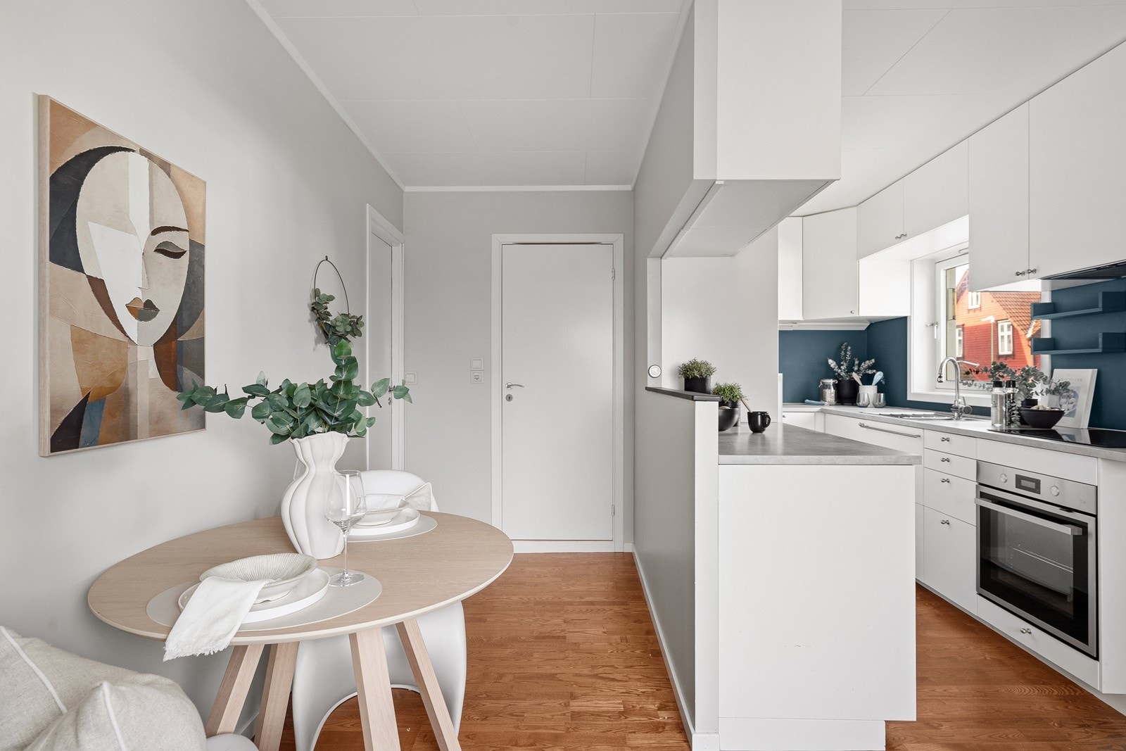 Funksjonelt u-formet kjøkken med integrerte hvitevarer. Galleribilde