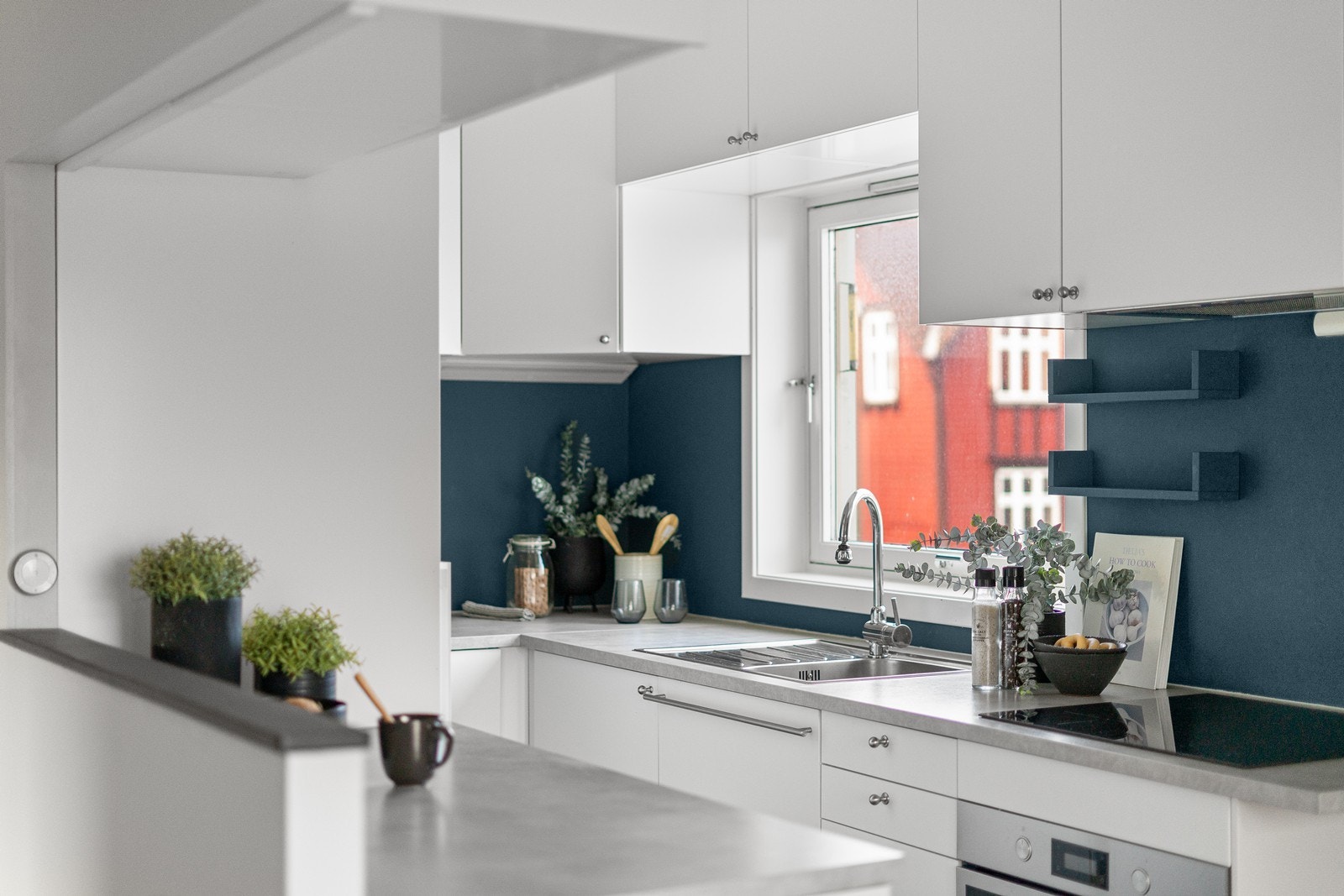 Mye skap- og benkeplass som sørger for en ryddig arbeidsflate og effektiv matlaging. Galleribilde