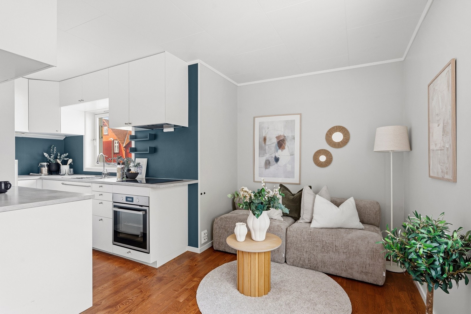 Lyst og koselig oppholdsrom med stue og kjøkken i ett - perfekt for samvær. Galleribilde