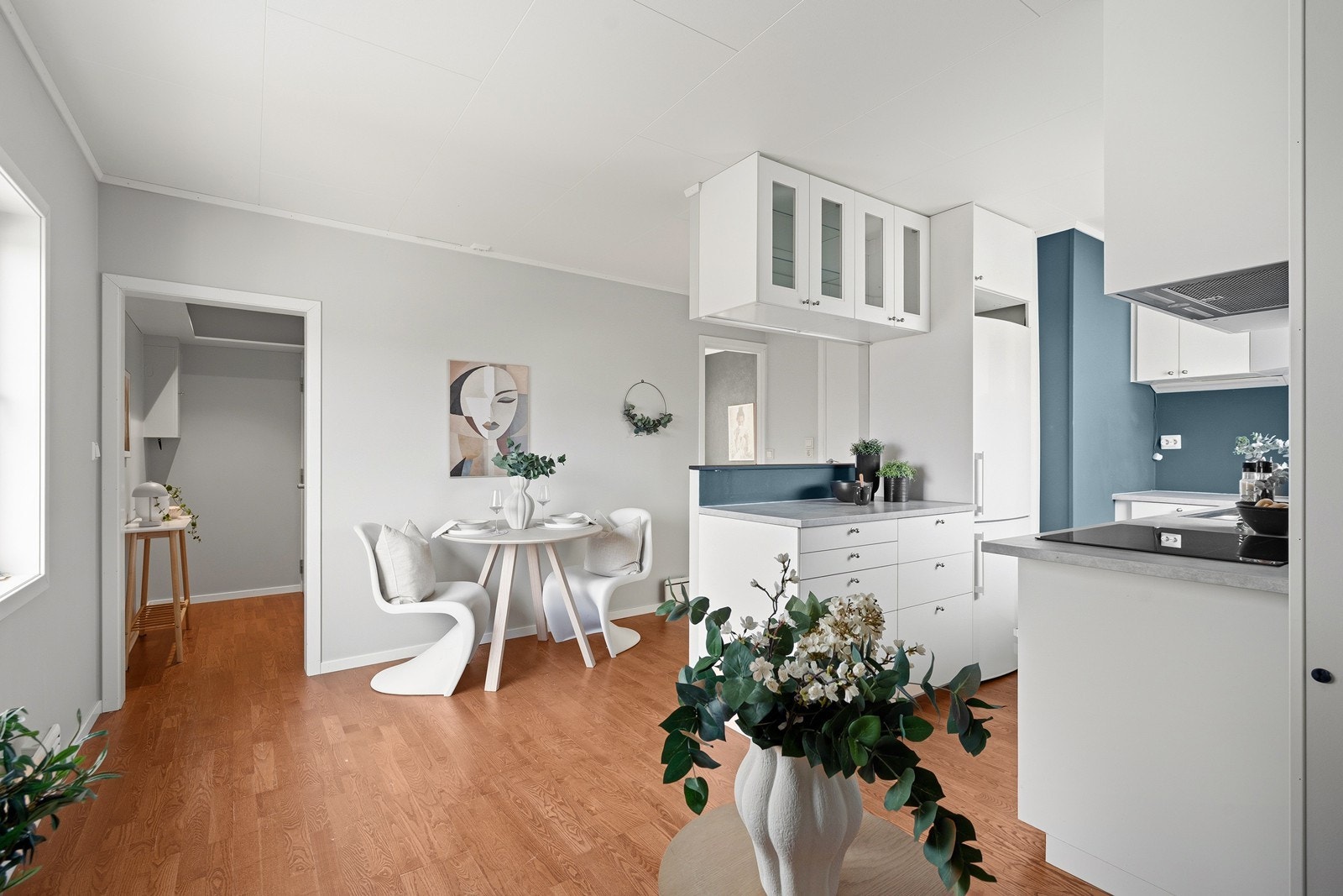 De hvite veggene reflekterer lys og gjør rommet lysere og mer luftig. Galleribilde