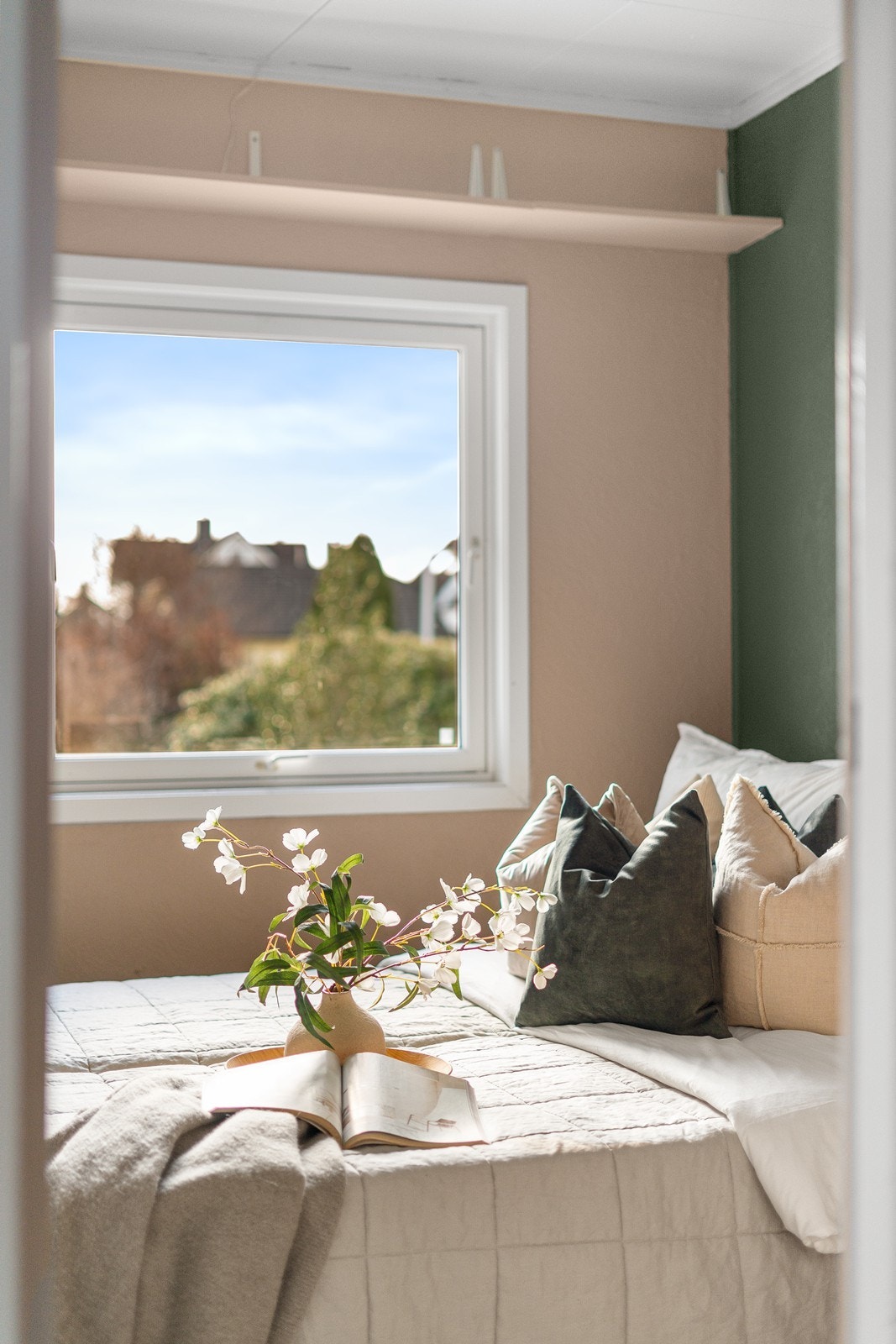 Det grønne mot det rosa gir rommet karakter. Galleribilde