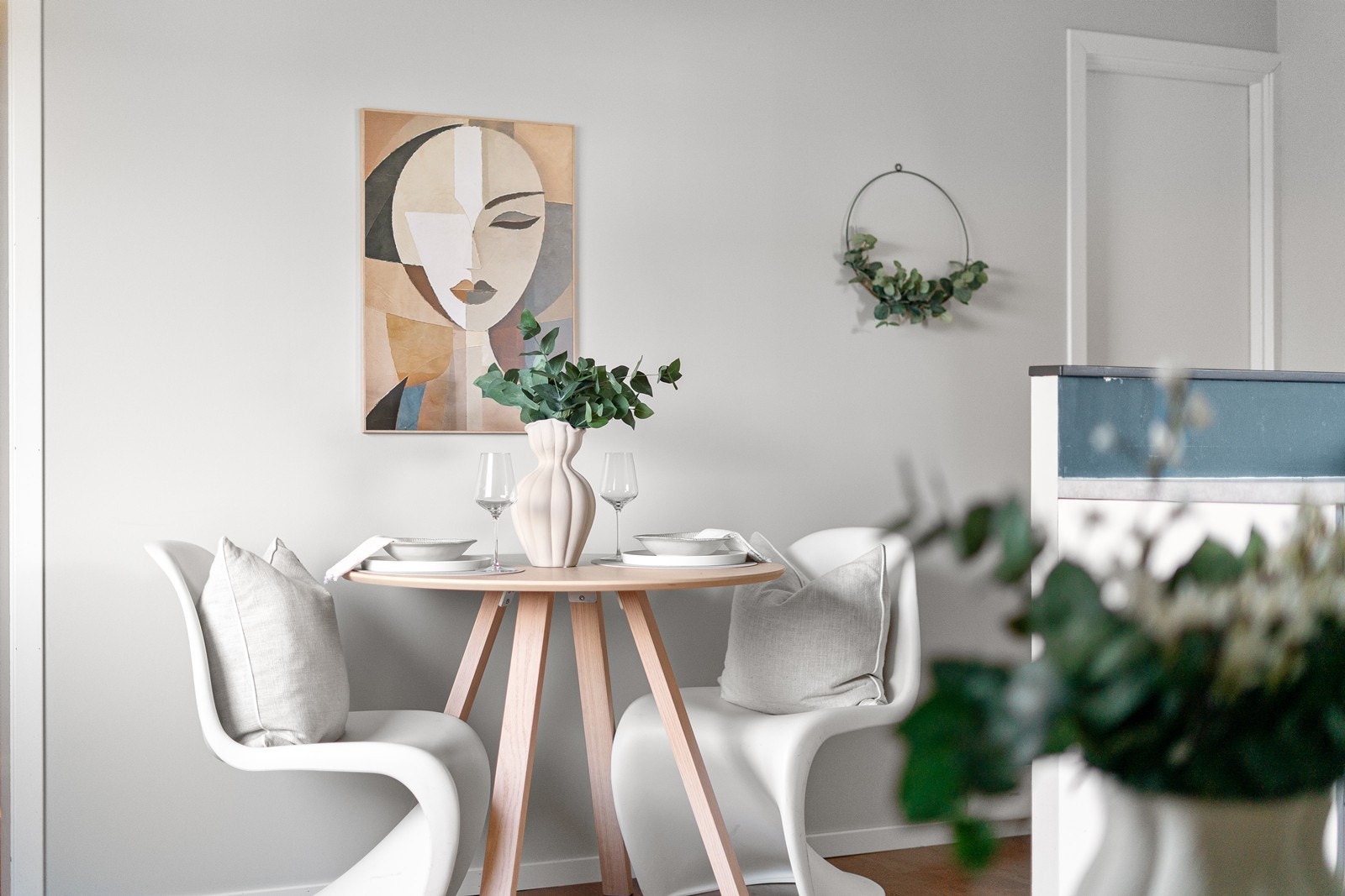 Rundt spisebord med plass til to gir en intim atmosfære. Galleribilde