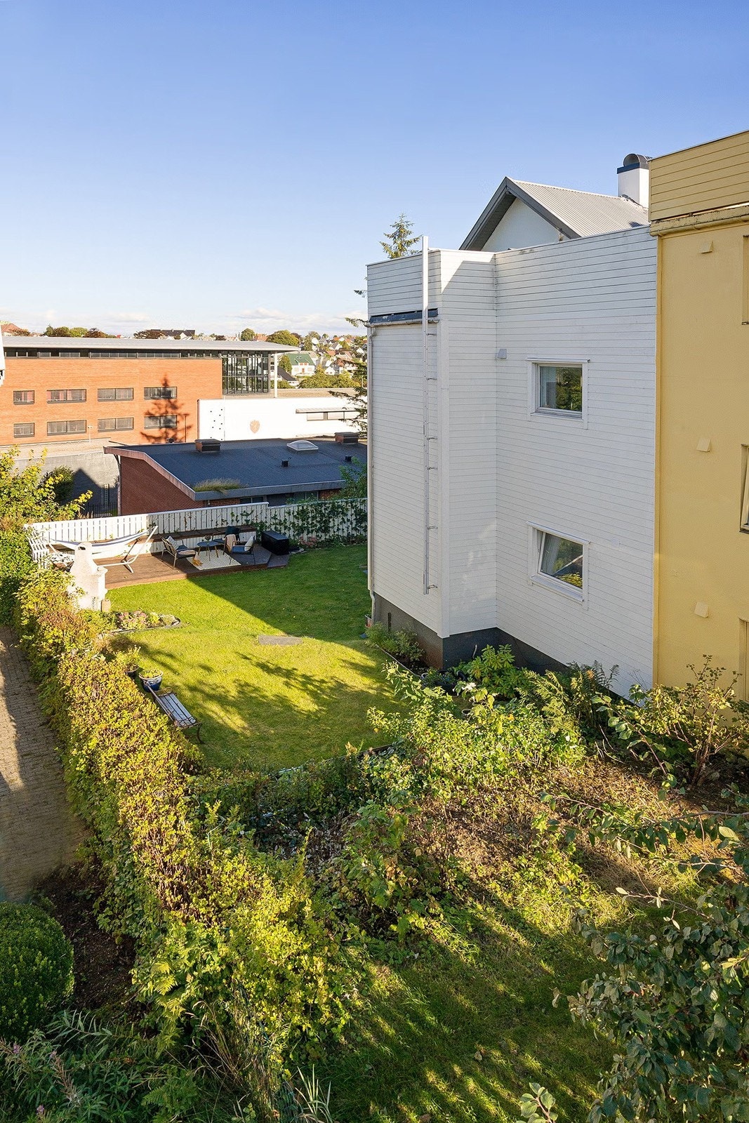 Romslig hage som omkranser terrassen. Galleribilde