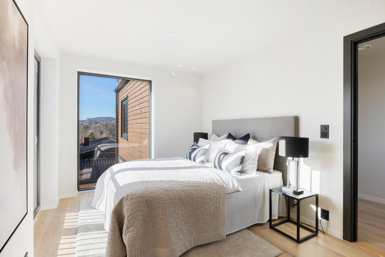Hovedsoverom med bad en suite og walk-in-closet Galleribilde