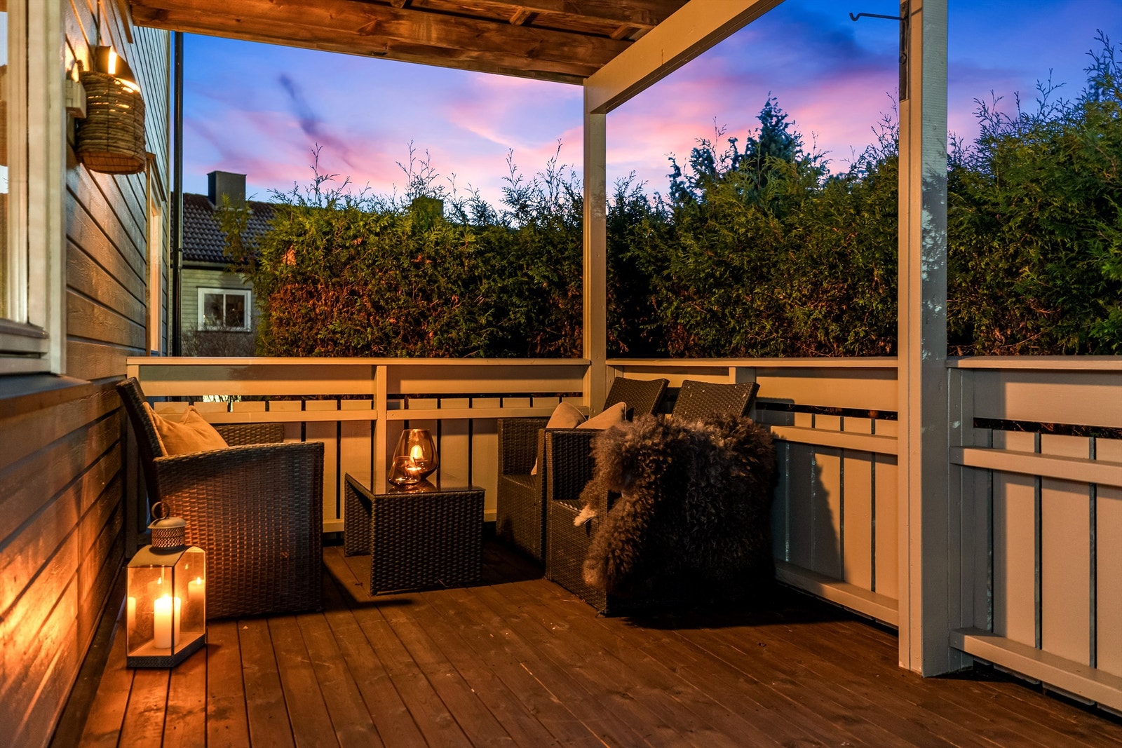 Tilbaketrukket og hyggelig uteområde med plen og beplantning. Galleribilde