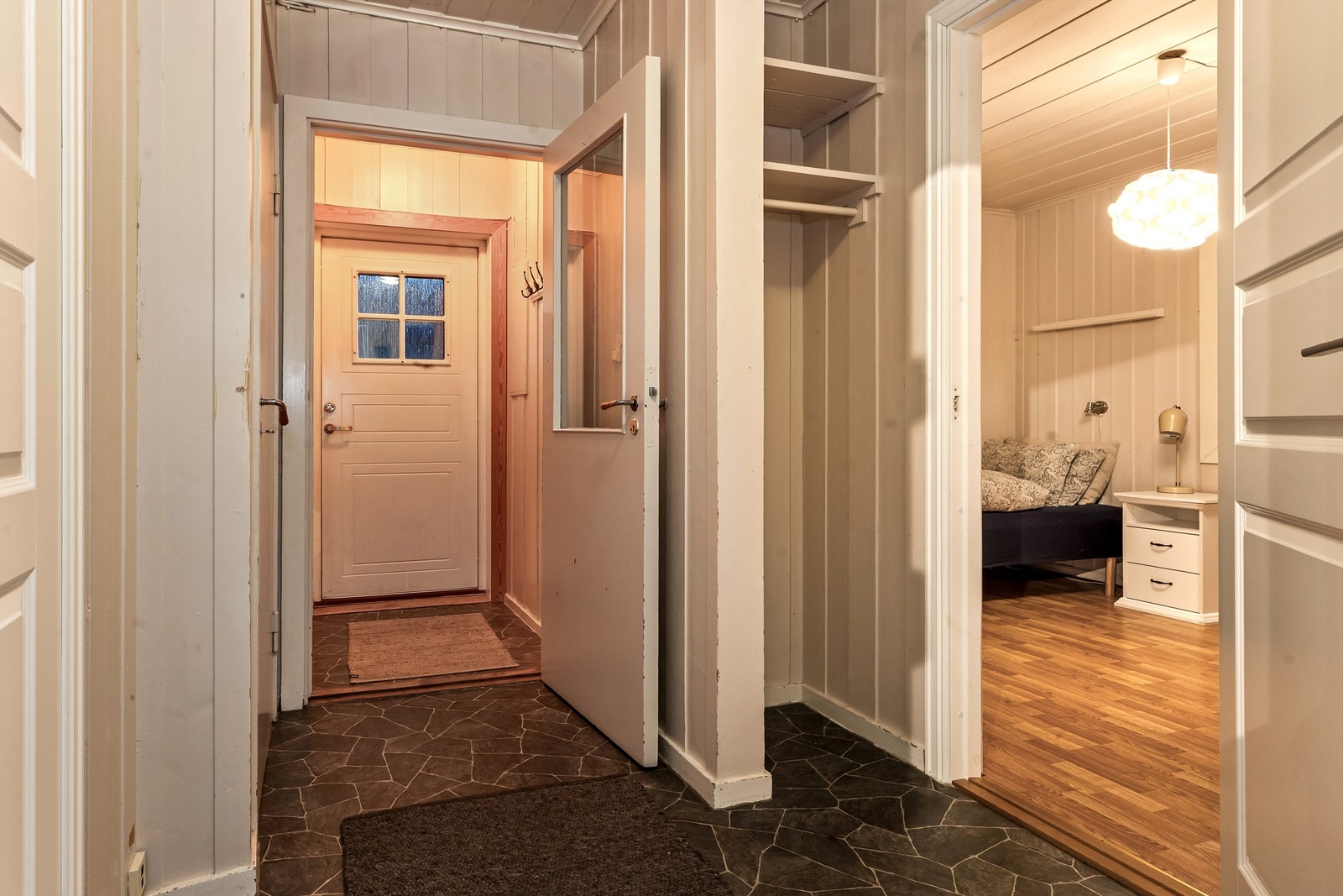 Praktisk entré med garderobeløsning og god adkomst til øvrige rom. Galleribilde