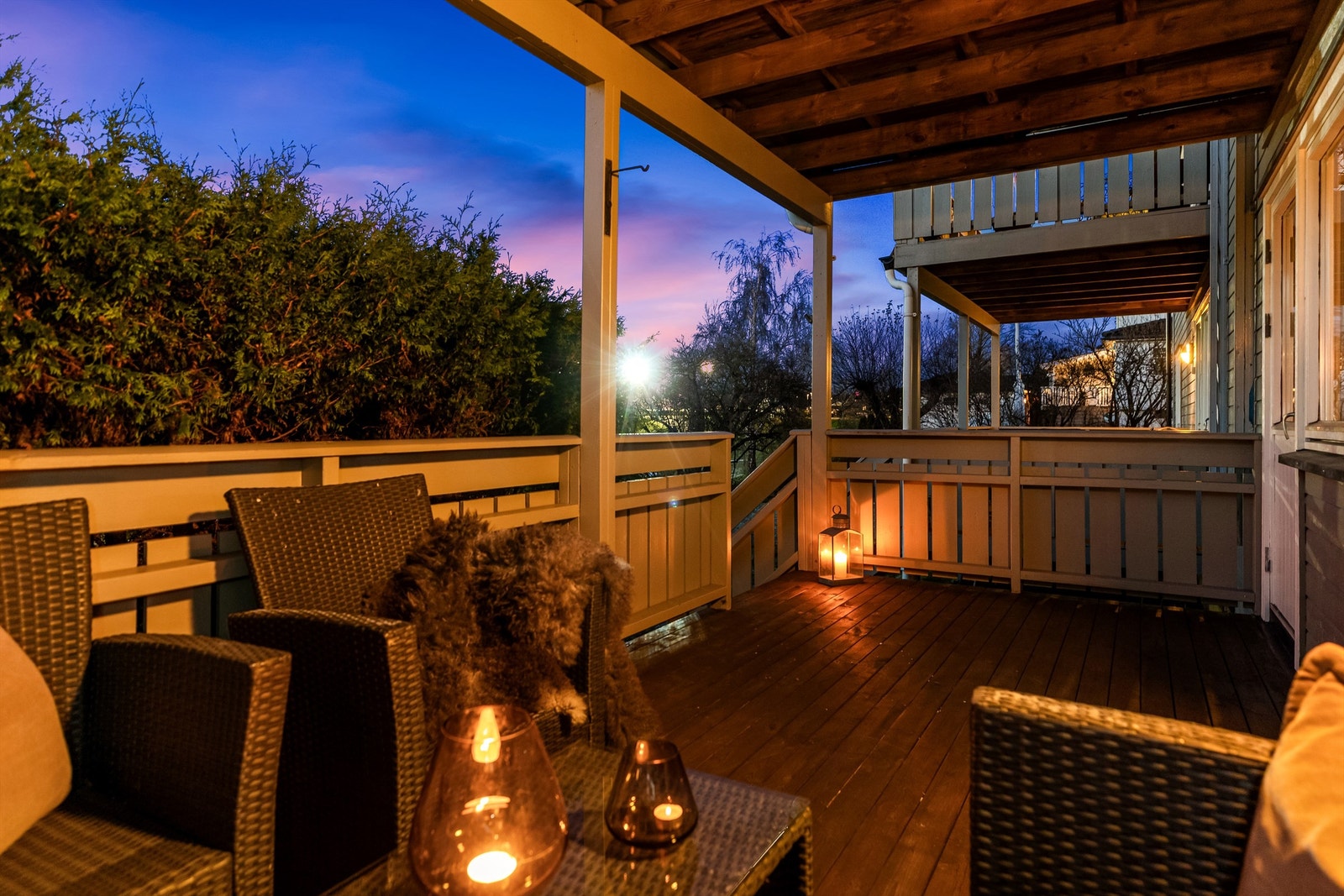 Romslig og overbygget terrasse som forlenger utesesongen. Galleribilde