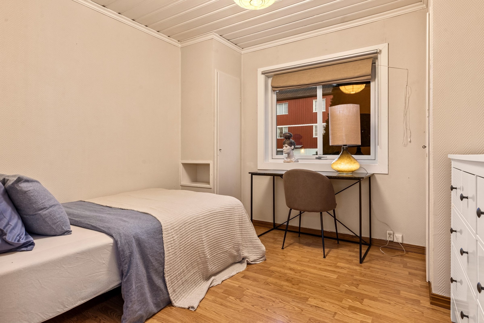 Lyst og trivelig soverom med plass til både seng og skrivepult. Rommet egner seg godt som barnerom, gjesterom eller hjemmekontor. Galleribilde