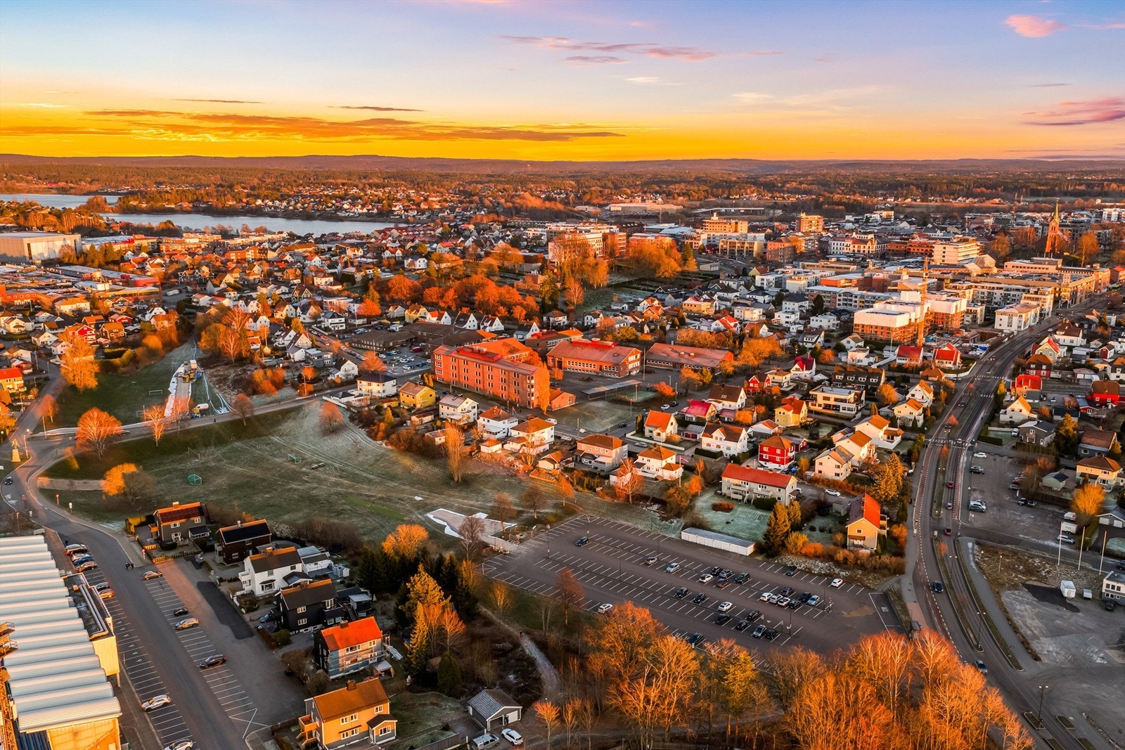 Fin beliggenhet i et etablert boligområde. Kort vei til sentrum, idrettsanlegg og øvrige servicetilbud. Galleribilde