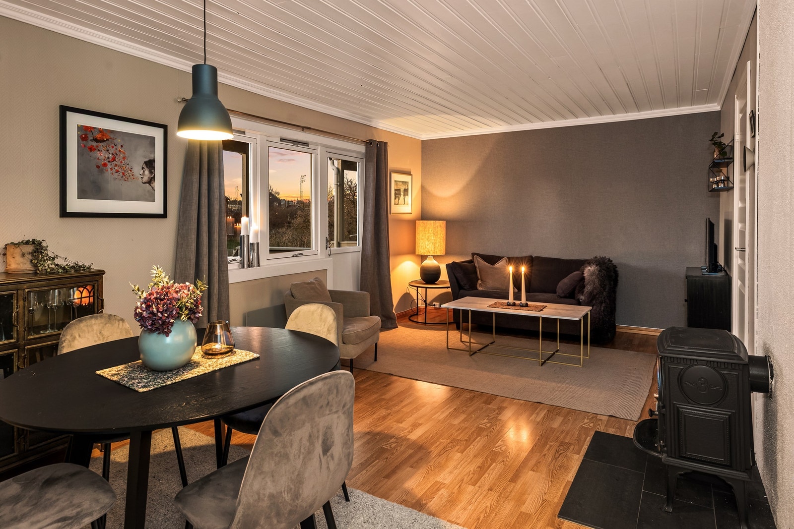 Romslig stue med naturlig soneinndeling for både sofagruppe og spiseplass. Galleribilde