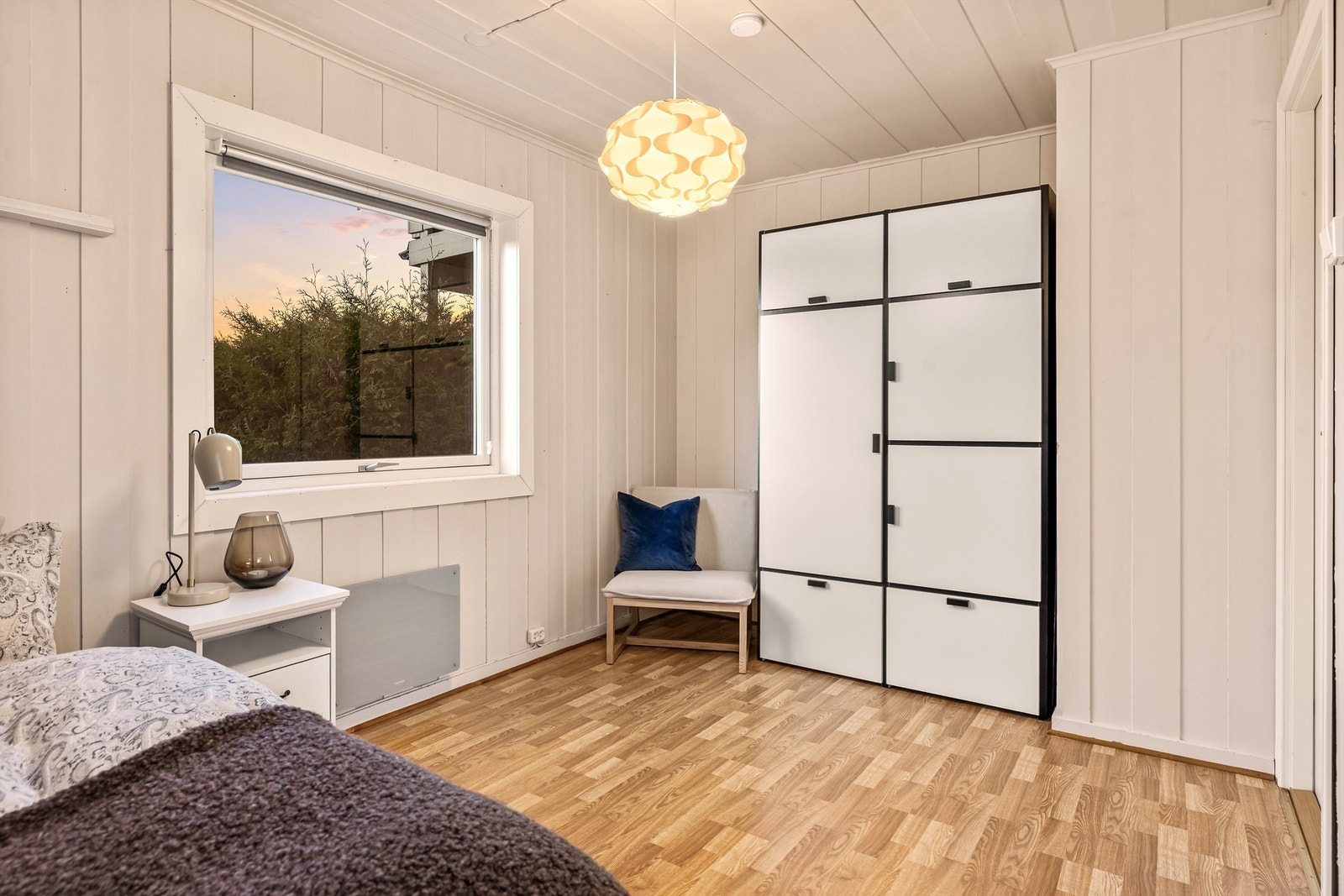 Romslig soverom med god garderobeplass og naturlig lysinnslipp. Galleribilde