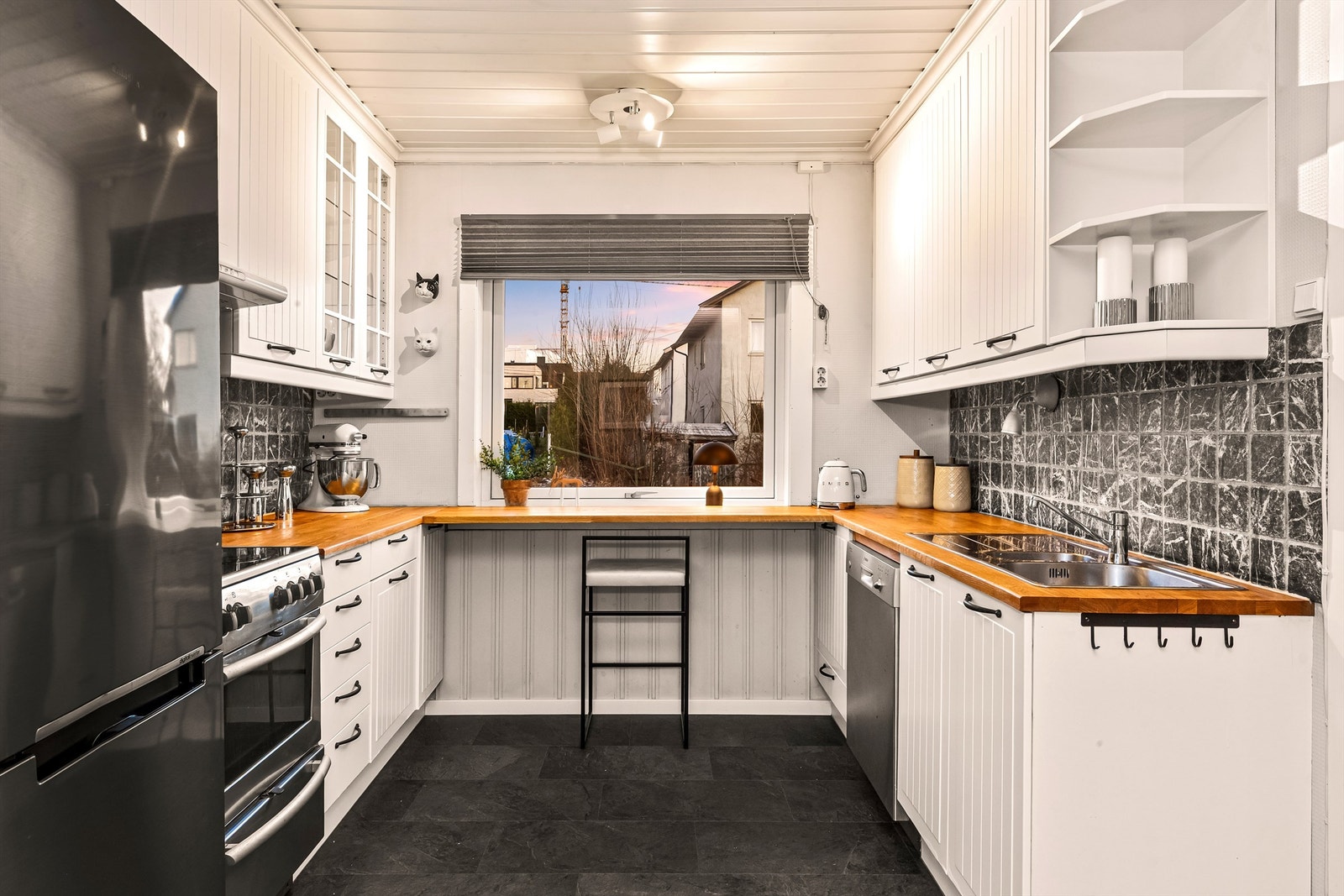 Praktisk og arealeffektivt kjøkken i U-form med god skap- og benkeplass. Galleribilde