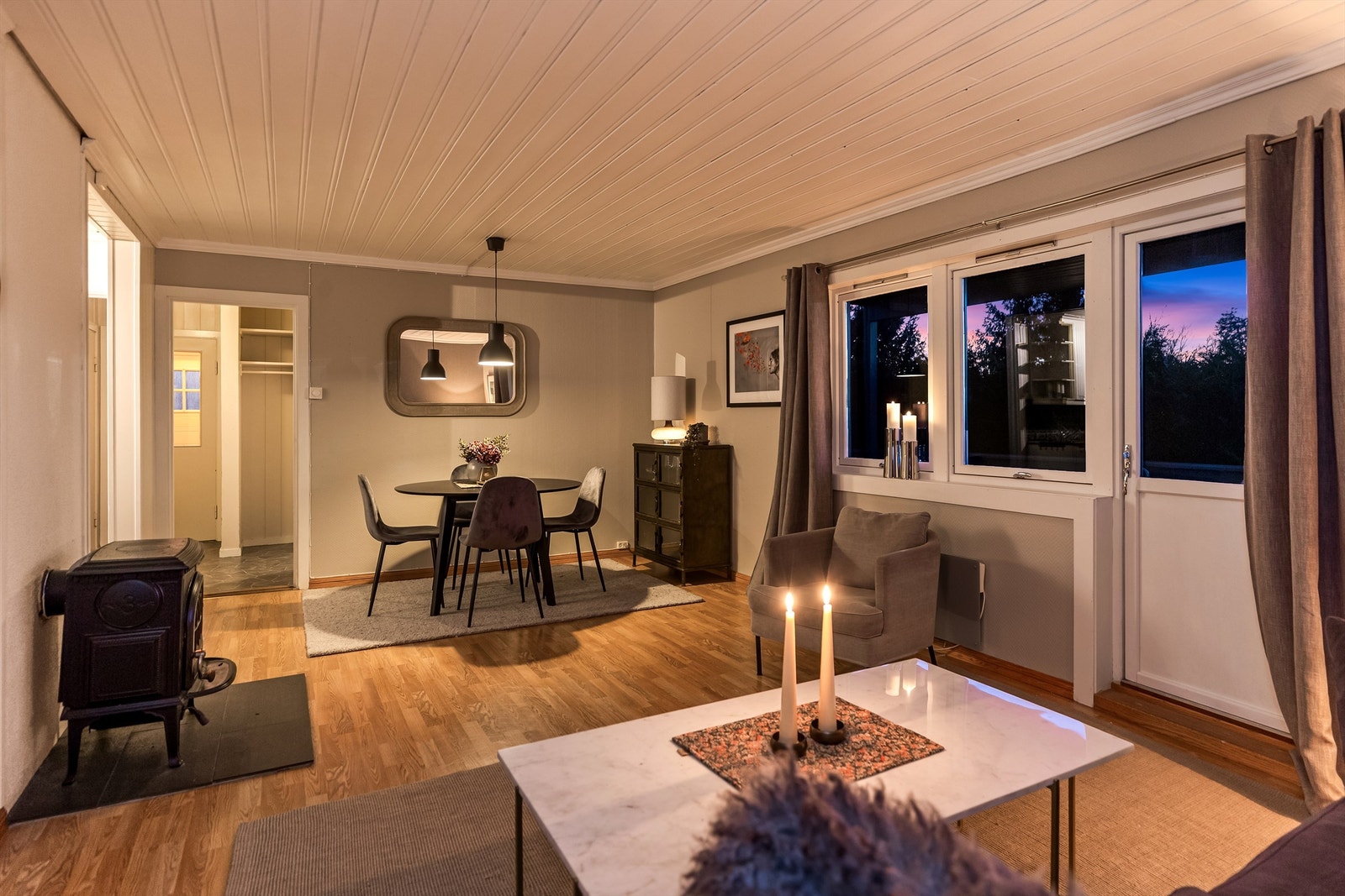 Lun og innbydende stue med store vindusflater og flott utsyn. Galleribilde