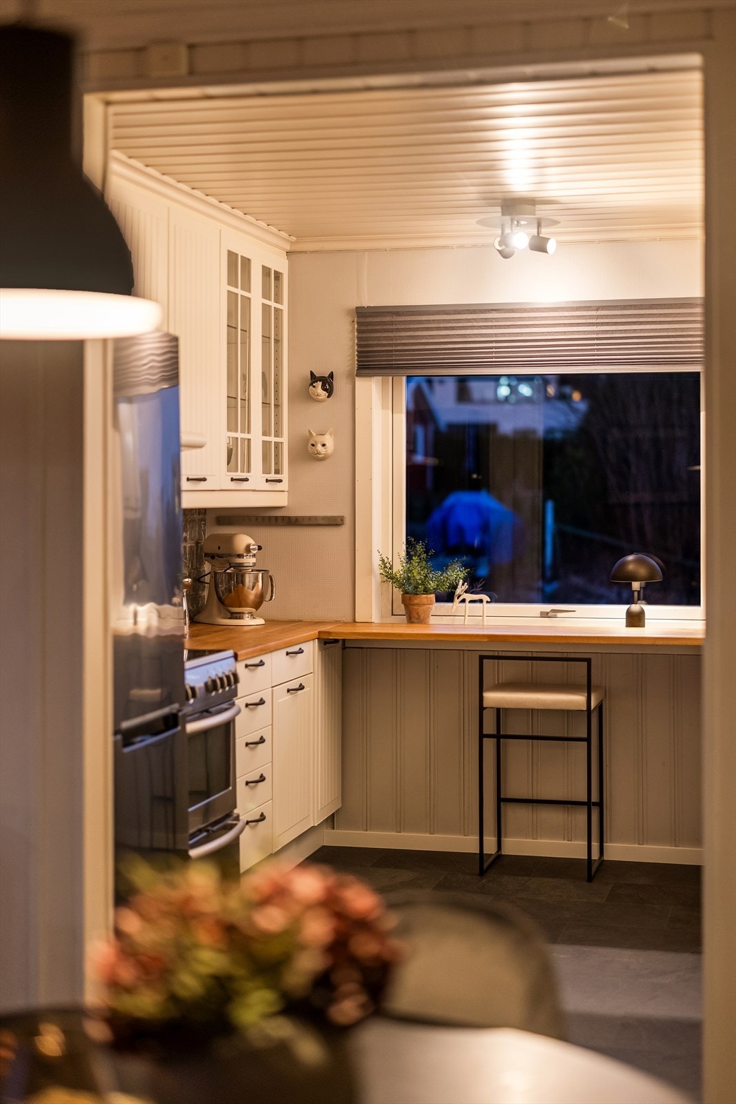 Klassiske, lyse fronter kombinert med heltre benkeplate gir et tidløst uttrykk. Vindu over arbeidsbenk slipper inn godt med naturlig lys. Galleribilde