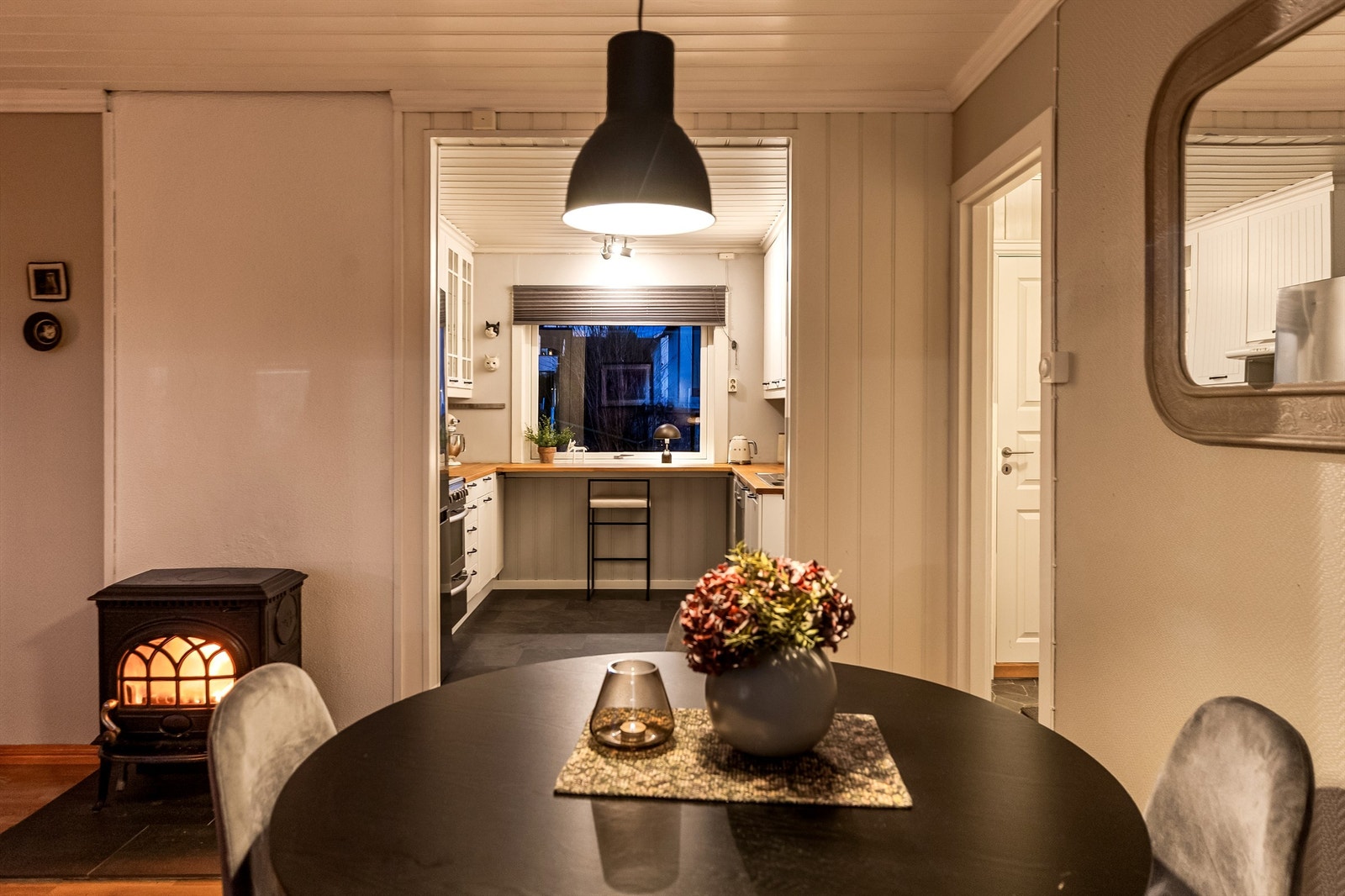 Boligen har vedovn tilknyttet mursteinspipe, samt elektrisk oppvarming. Galleribilde