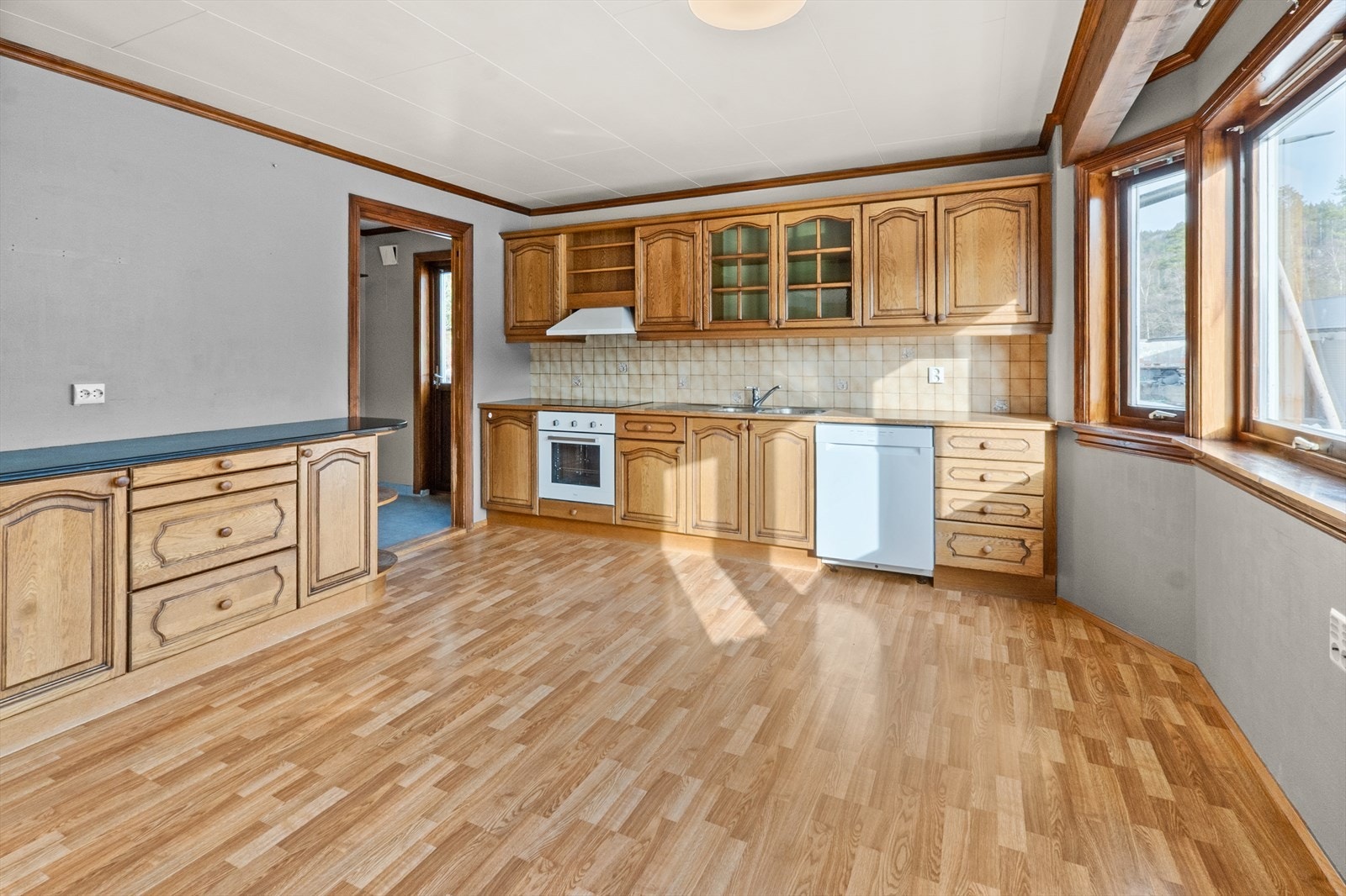 Stort kjøkken med plass til spisebord. Galleribilde