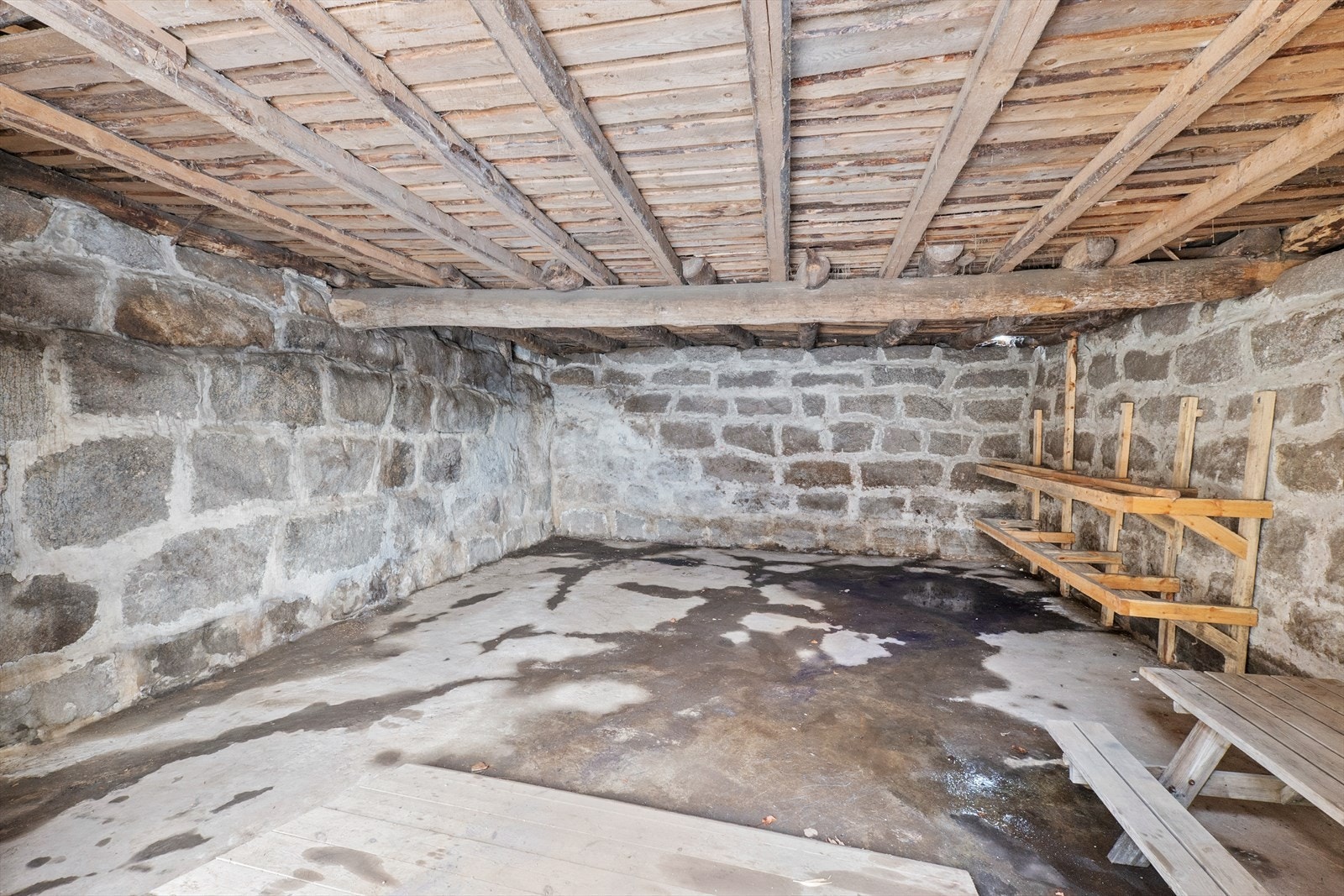 Støpt dekke på gulvet under løe. Galleribilde