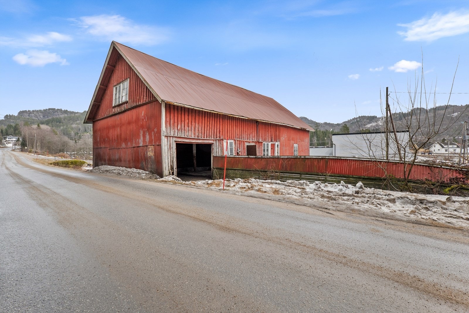 Løe sett fra Austerdalsvegen Galleribilde