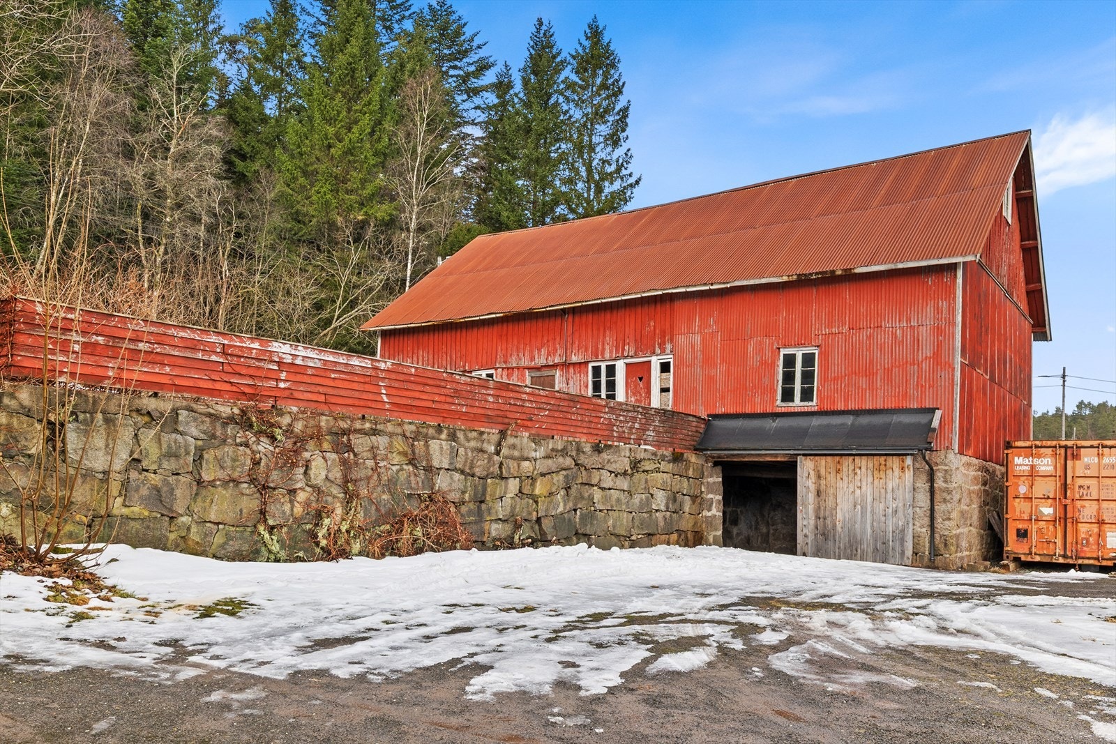 Støttemur i naturstein. Løe/ uthus medfølger. Galleribilde