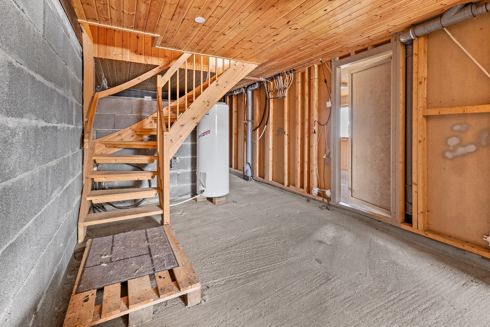 Kjelleren er uinnredet med to lagerrom Galleribilde