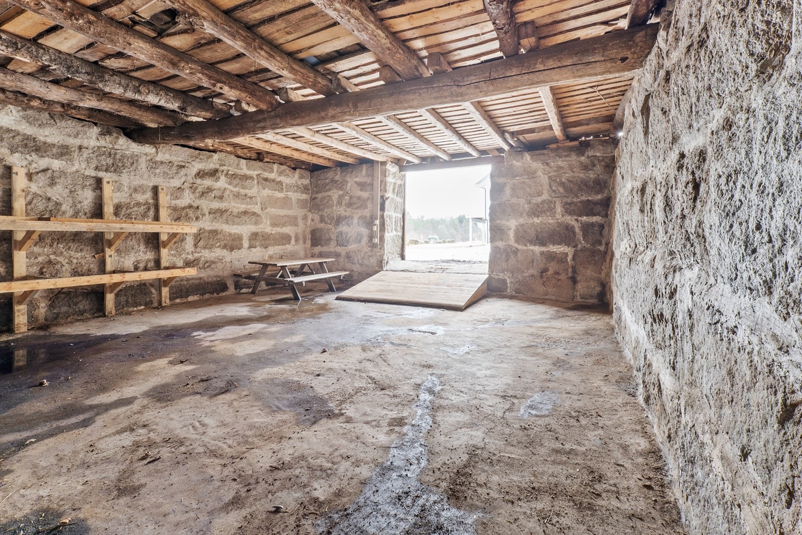 Solide natursteinsmurer på løe Galleribilde