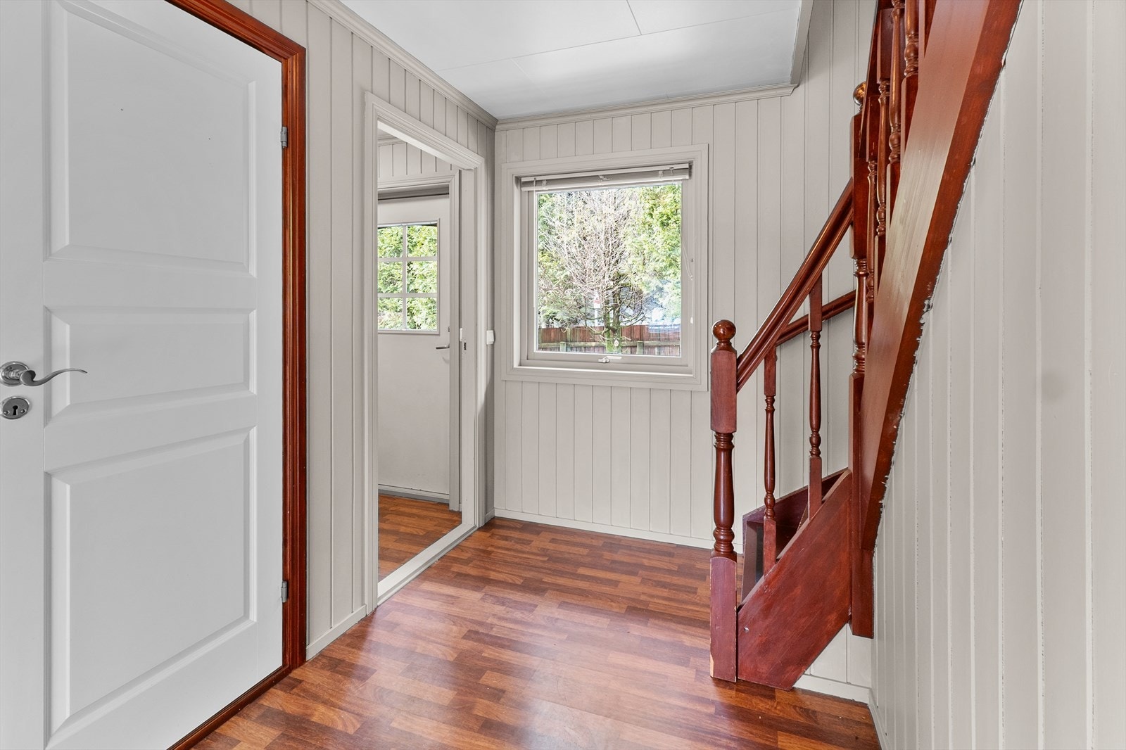 Vindfang/ gang med trapp til loft og kjeller. Galleribilde