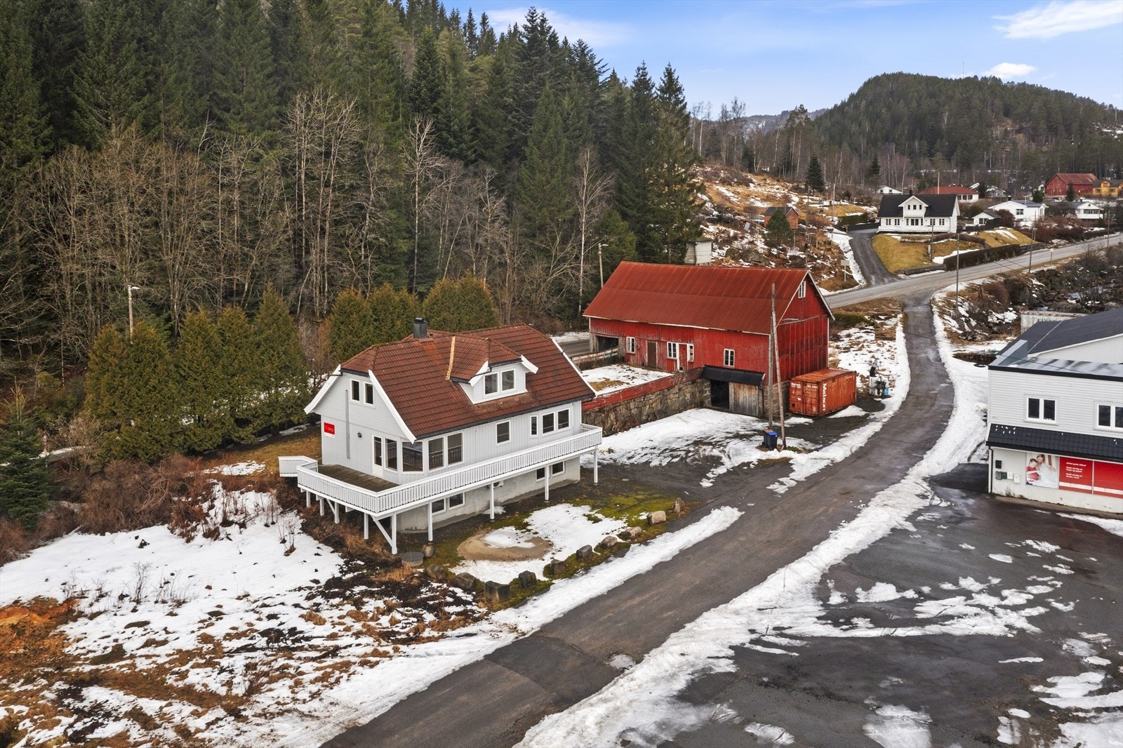 Eiendommen ligger rett ved det gamle Handelslaget på Dammen. Galleribilde
