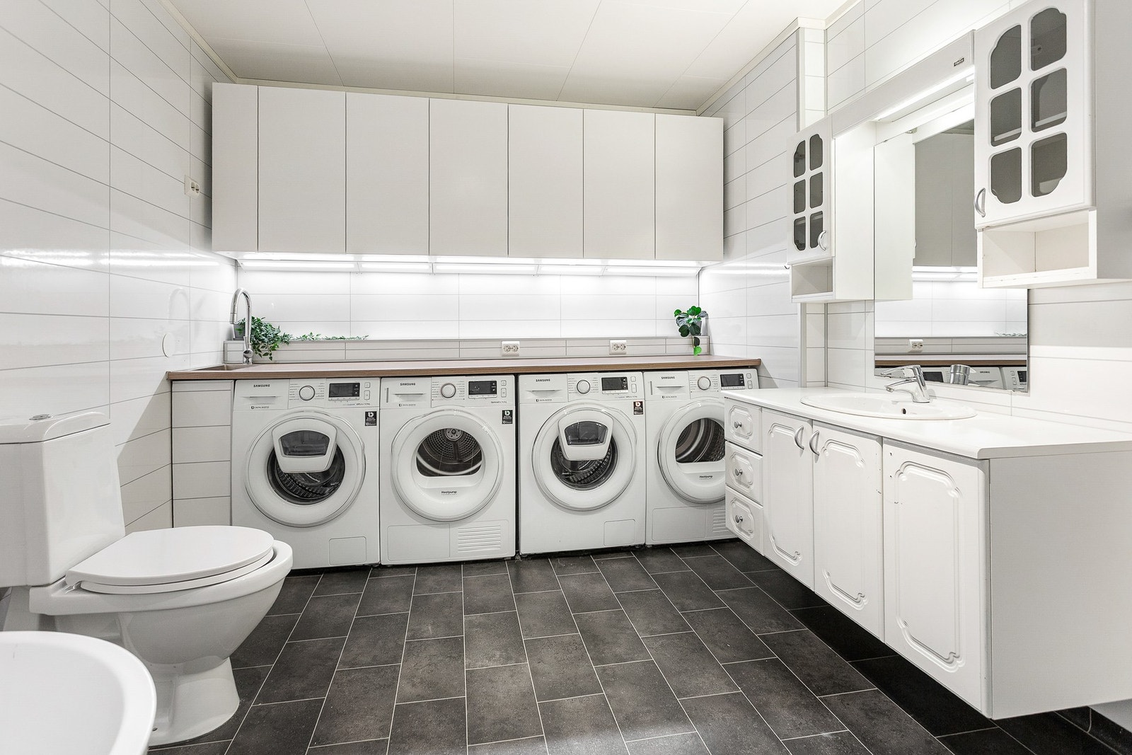 Bad med opplegg for vaskemaskin. Her har man godt med innredning til lagring. Galleribilde