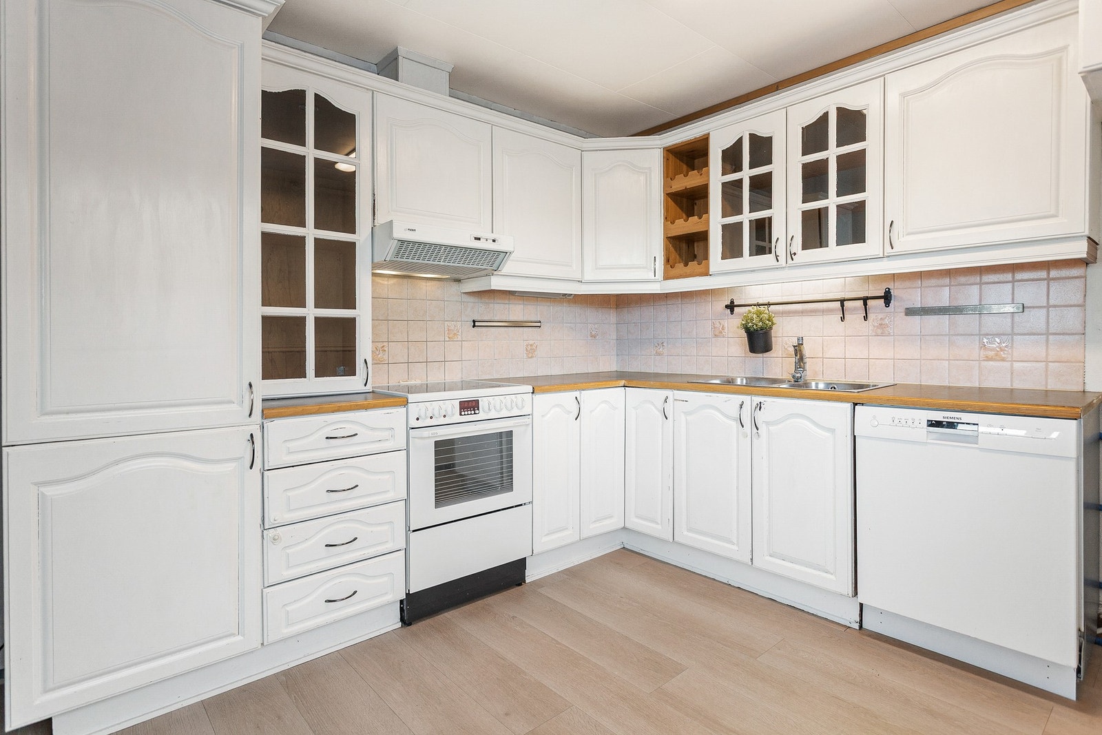 Kjøkkenet har mye skap- og benkeplass. Galleribilde