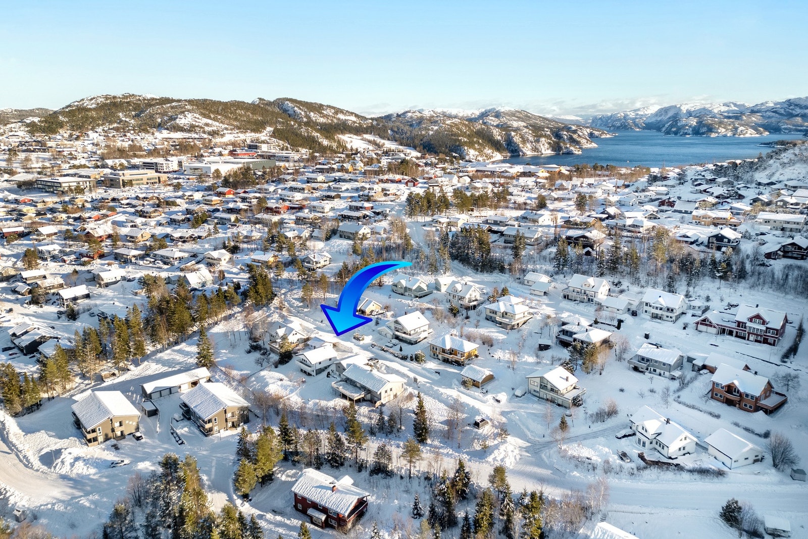 Boligen ligger i et rolig og ettertraktet boområde med korte avstander til dagligvare, barneskole og barnehage. Galleribilde