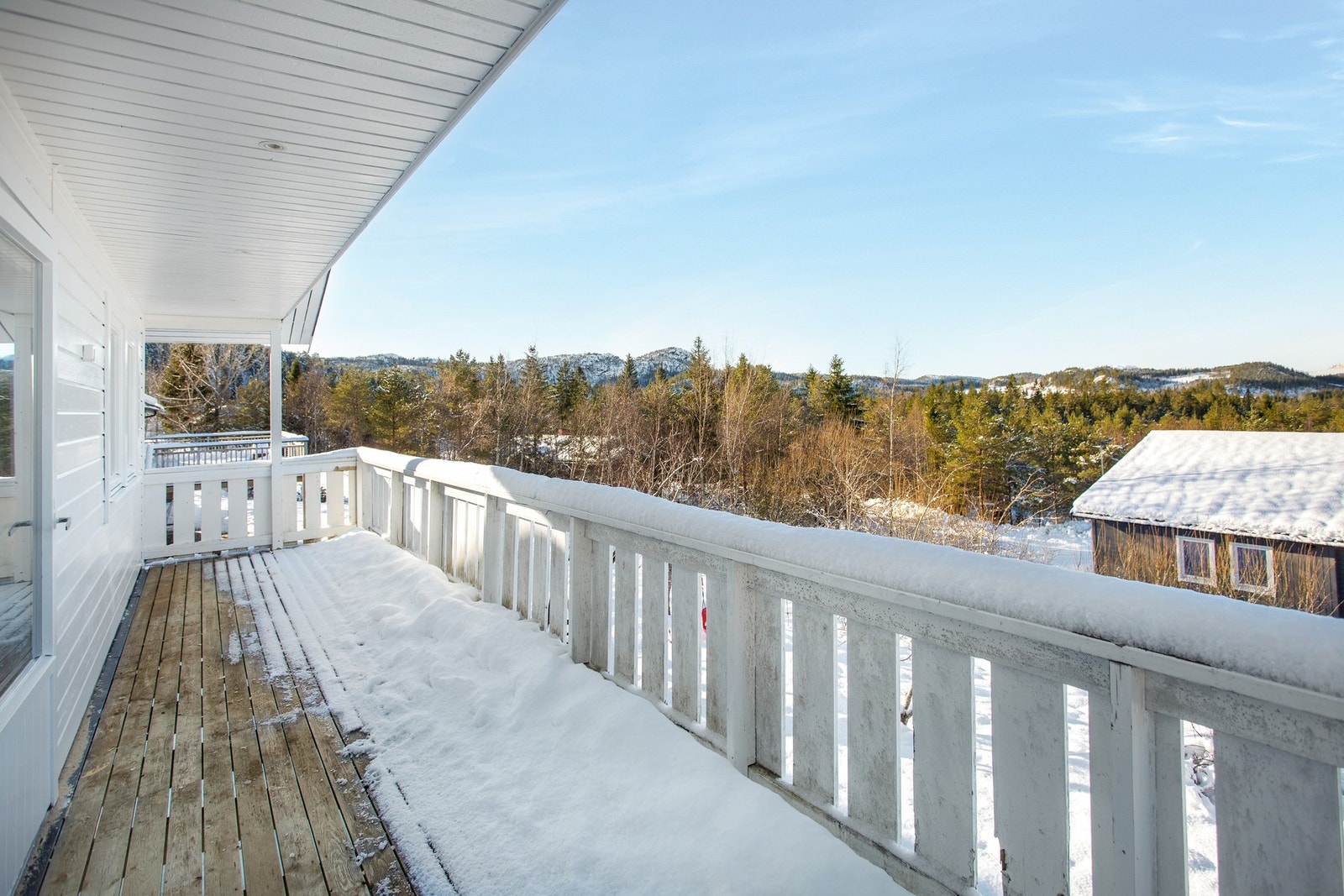 Verandaen har plass til hagemøbler. Galleribilde