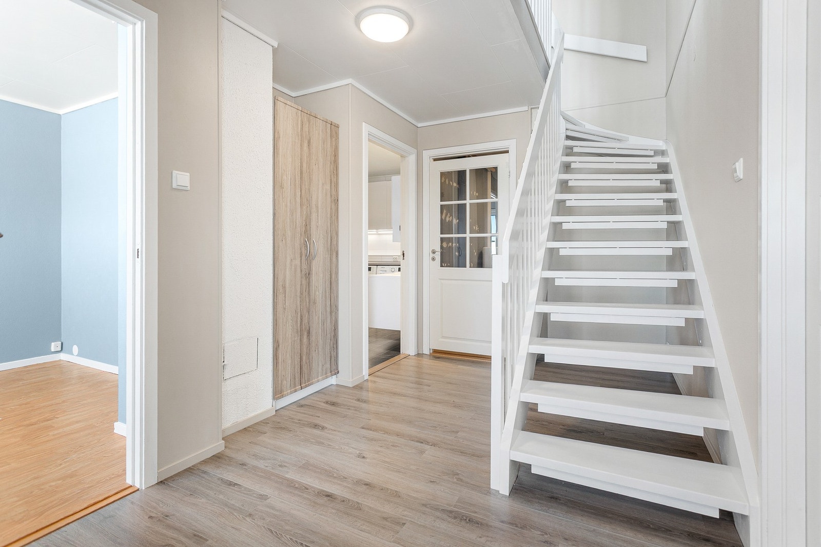 Trapperom i underetasje. Gulvet i trapperom er fra 2026. Galleribilde