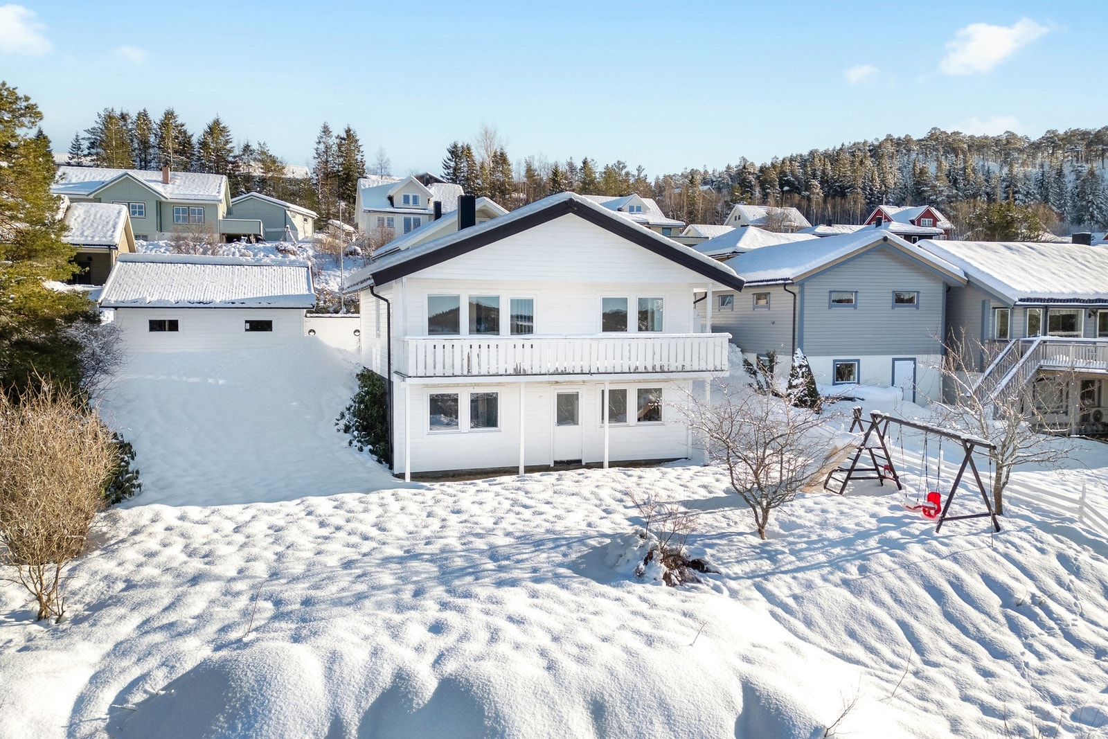 Boligen har en romslig tomt med gode solforhold. Lekestativ medfølger ikke handelen. Galleribilde