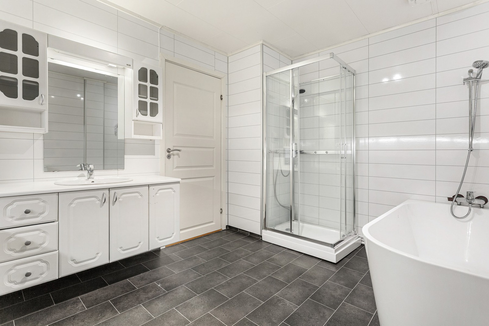 Badet har både badekar og dusjhjørne. Det er gjort oppgraderinger på badet i 2021. Galleribilde