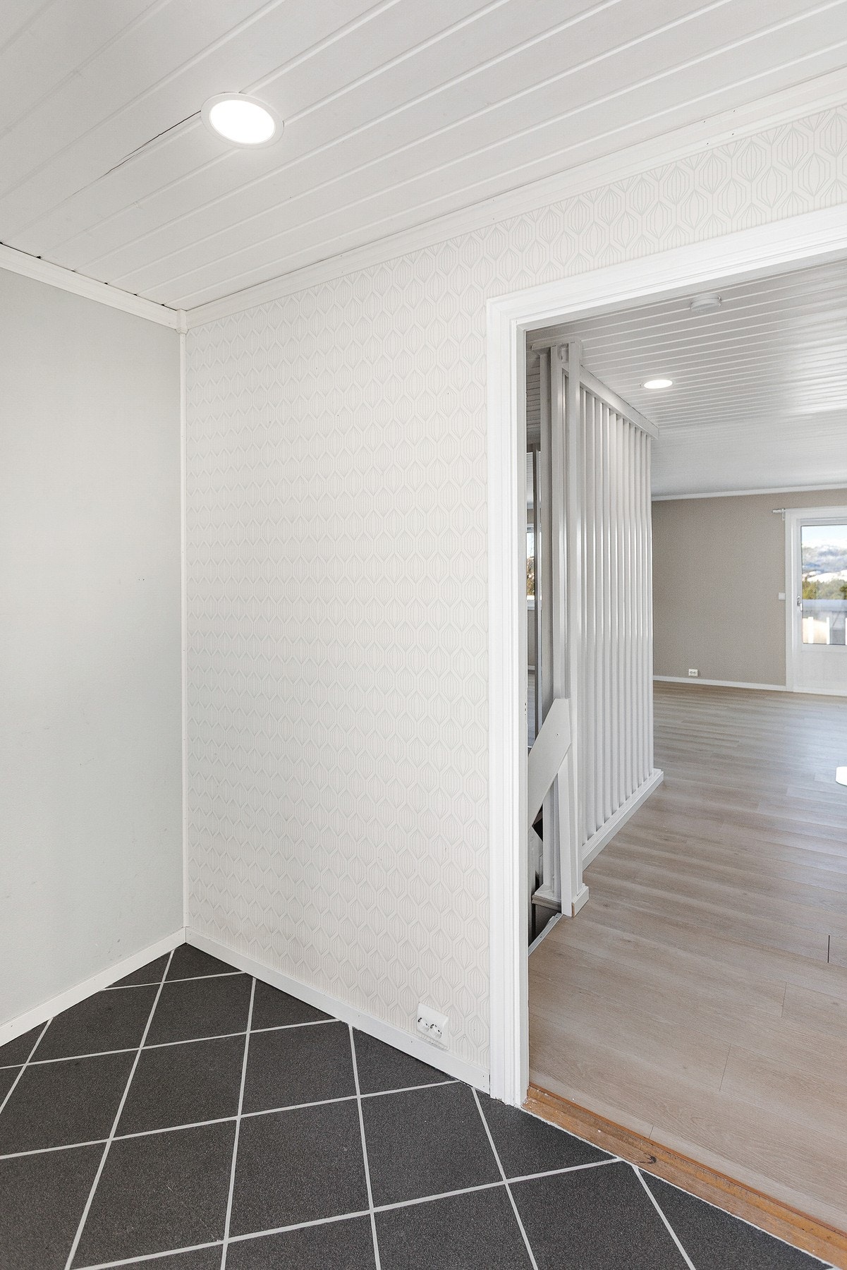 Gang med plass til oppbevaringsmøbel. Galleribilde