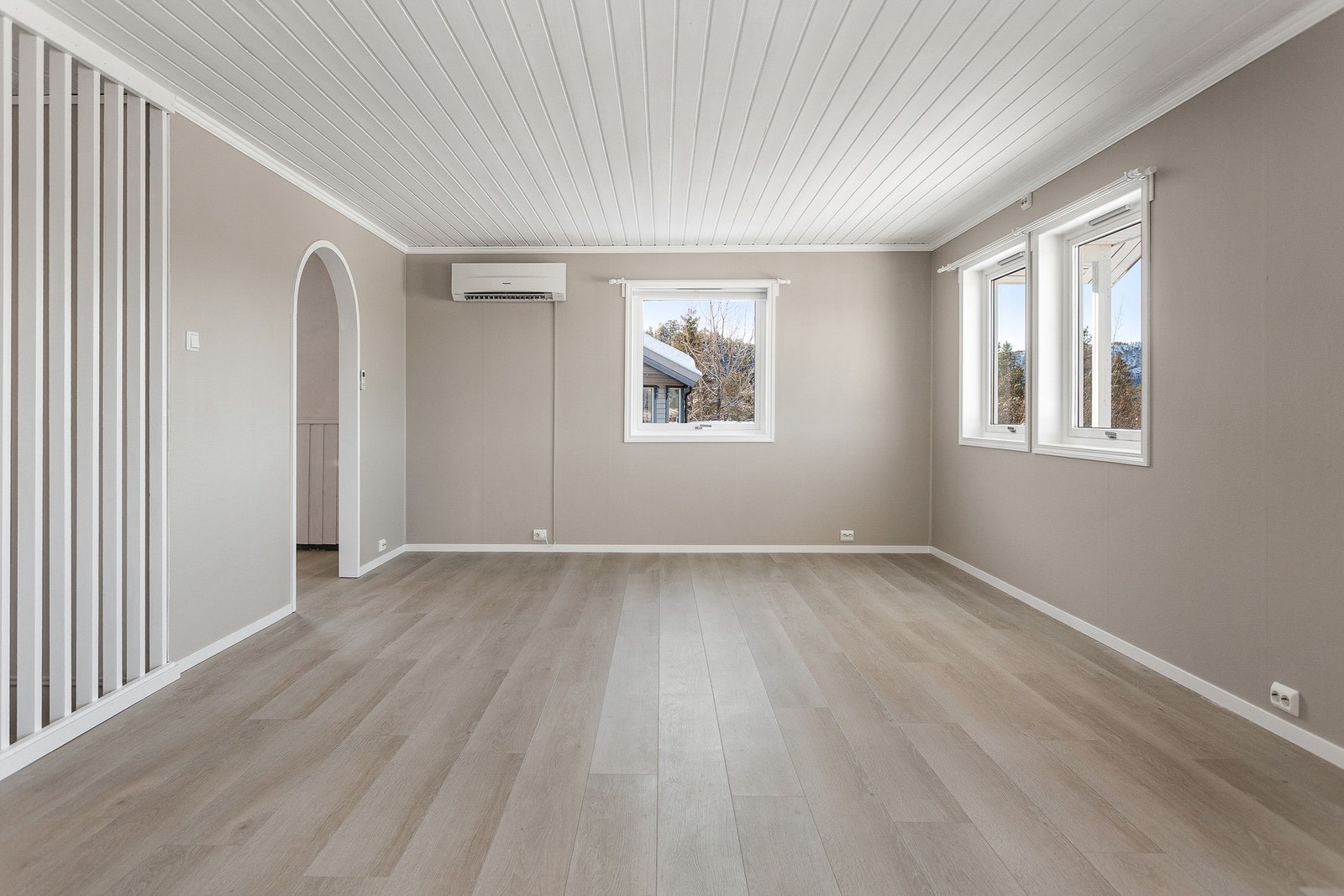 gulvet i stue er fra 2018. Stuen har varmepumpe og mye naturlig lysinnslipp Galleribilde