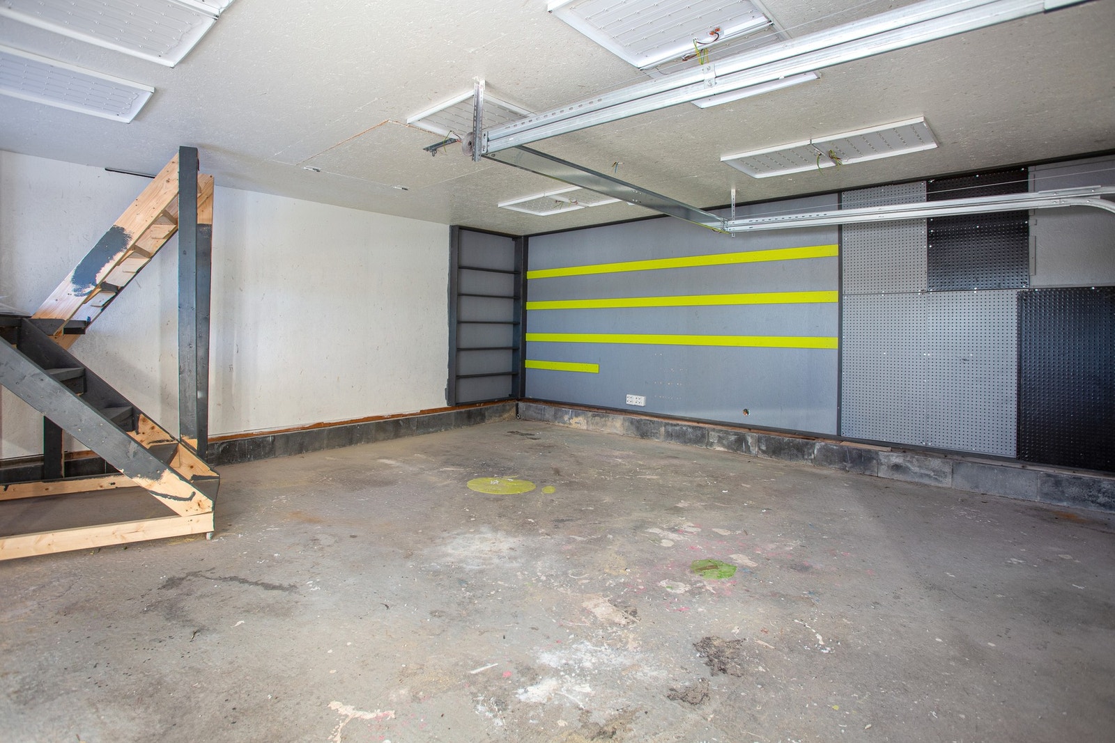 Garasje. Det er nedgravd 50mm trekkrør fra kjeller og inn til nytt fordelingskap i garasje Galleribilde