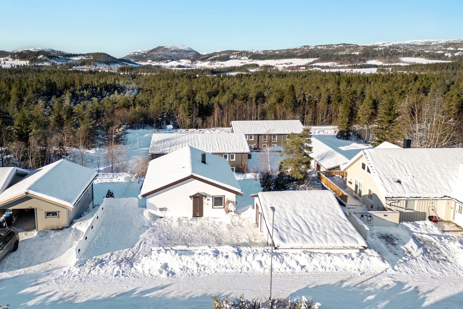 Boligen ligger i en blindgate med lite trafikk. Galleribilde