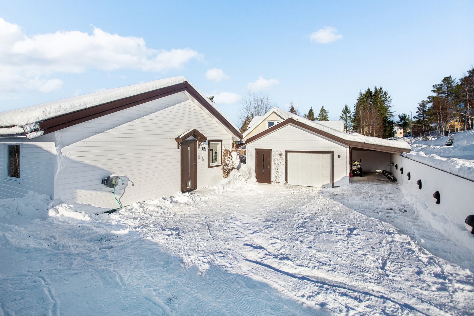 Romslig gårdsplass med god plass. Galleribilde