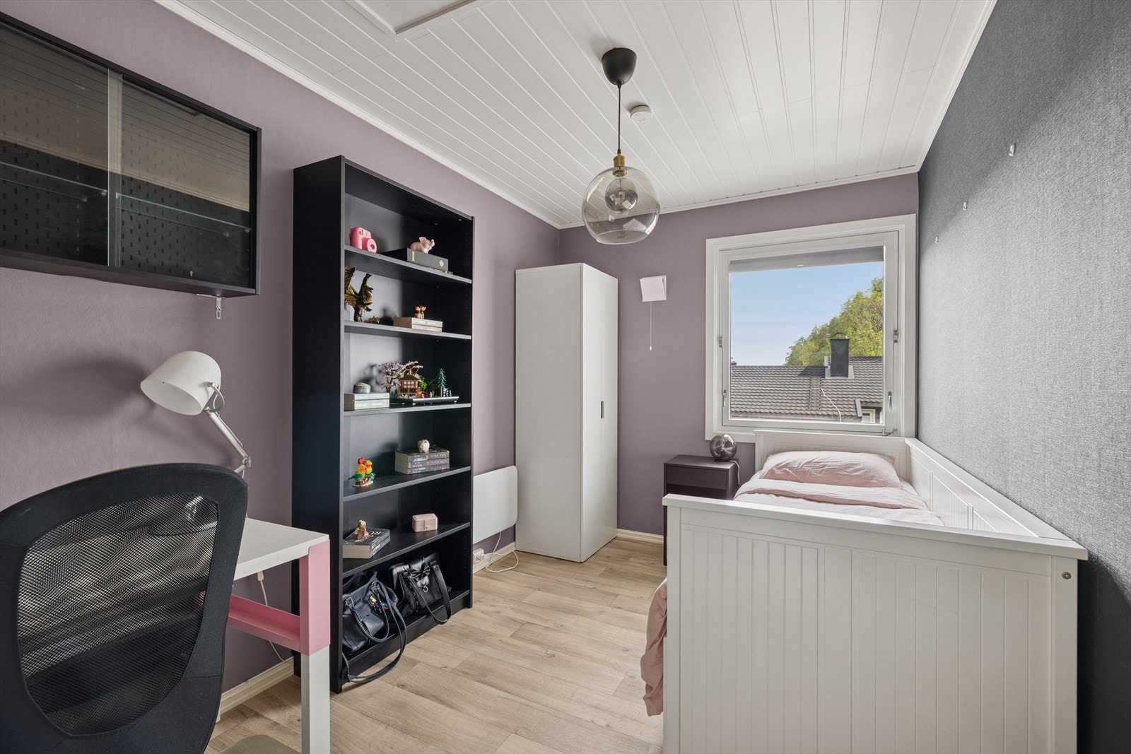 Soverom 3 er av god størrelse med plass til både kontor, seng og garderobeløsning. Galleribilde