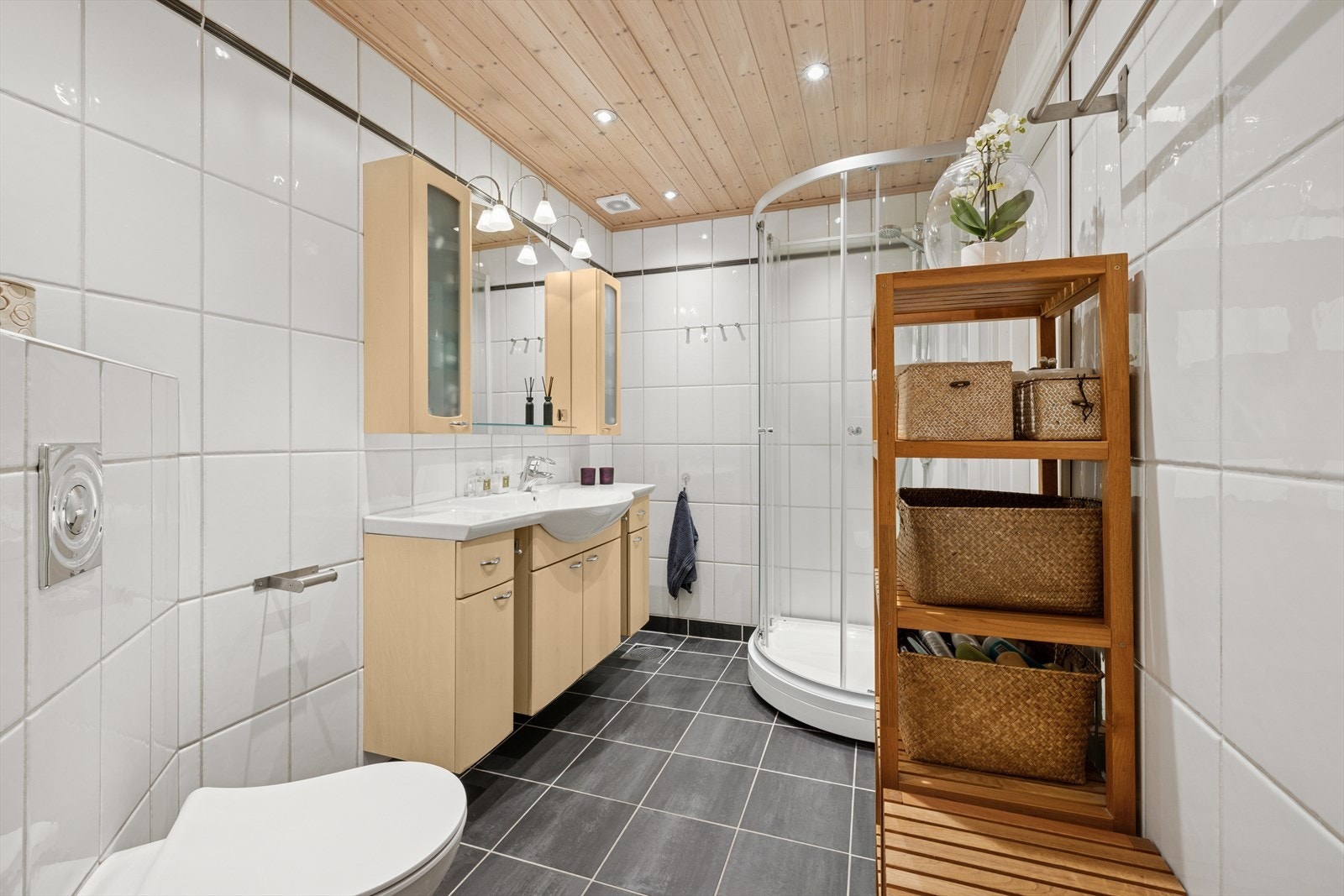 Badet er innredet med servant, speilskap og dusjkabinett. Galleribilde