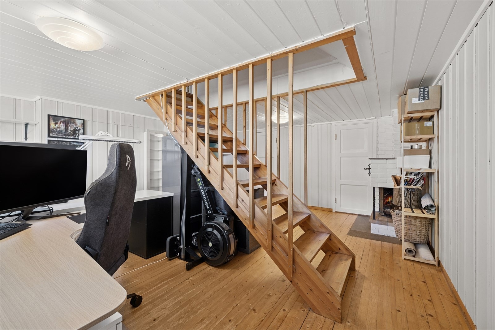 Kjellerstuen har nylig vært benyttet som hjemmekontor - et fleksibelt rom med mange bruksmuligheter. Galleribilde