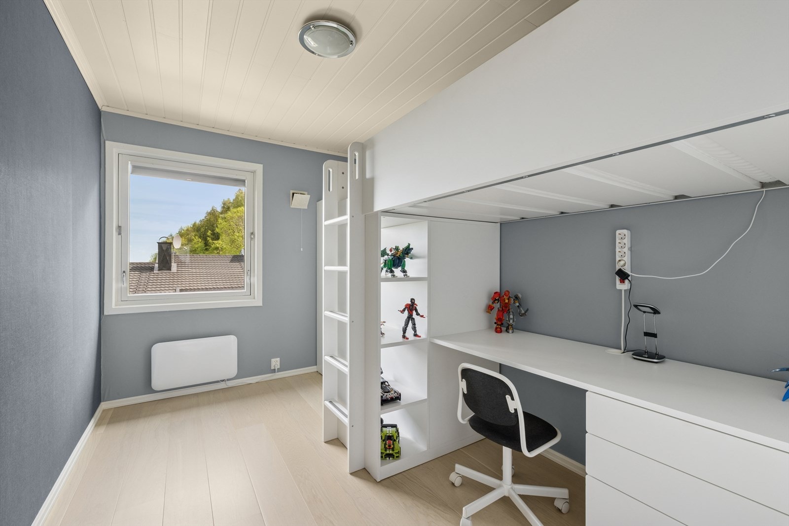 Den praktiske sengen med kontor følger salget. Galleribilde