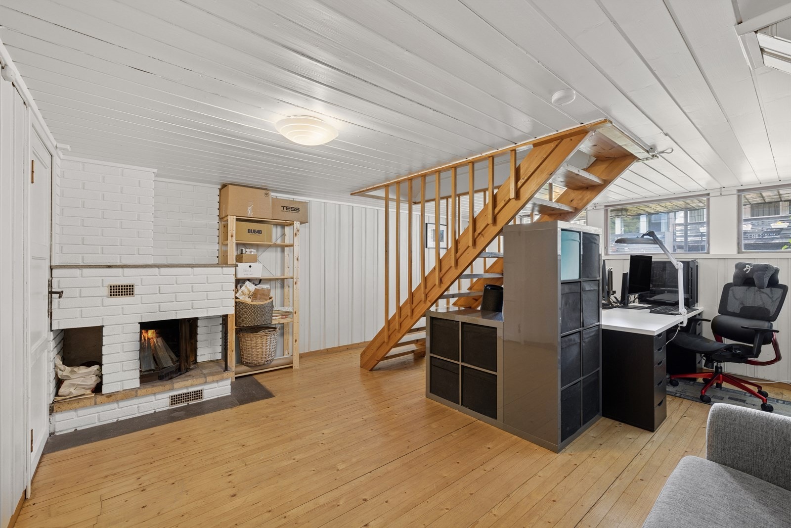 I kjelleren finner du en romslig stue med peisovn som varmer godt på kalde vinterdager. Galleribilde