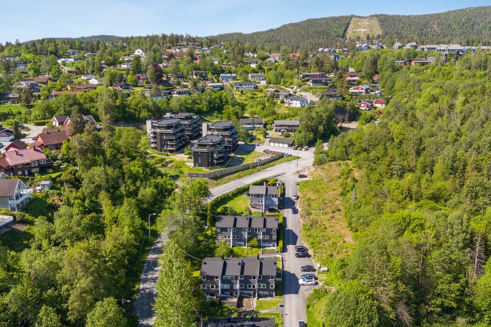 For den aktive familien ligger Vardåsen skisenter kun 11 minutter unna med bil - perfekt for både slalåm og snowboard. Om sommeren byr området på flotte turstier og naturopplevelser. Galleribilde